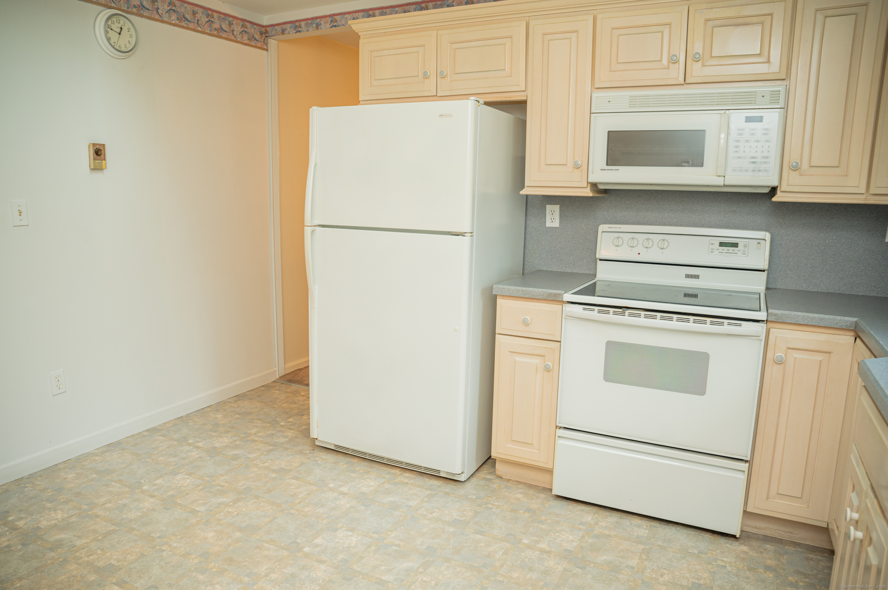 Branford, Connecticut, 06405, United States, 3 Bedrooms Bedrooms, ,2 BathroomsBathrooms,Residential,For Sale,1907106