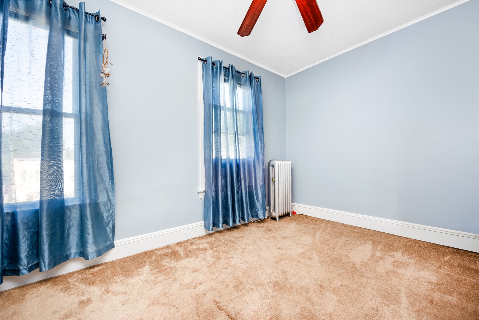 Glendale, New York, 11385, United States, 3 Bedrooms Bedrooms, ,2 BathroomsBathrooms,Residential,For Sale,1932107
