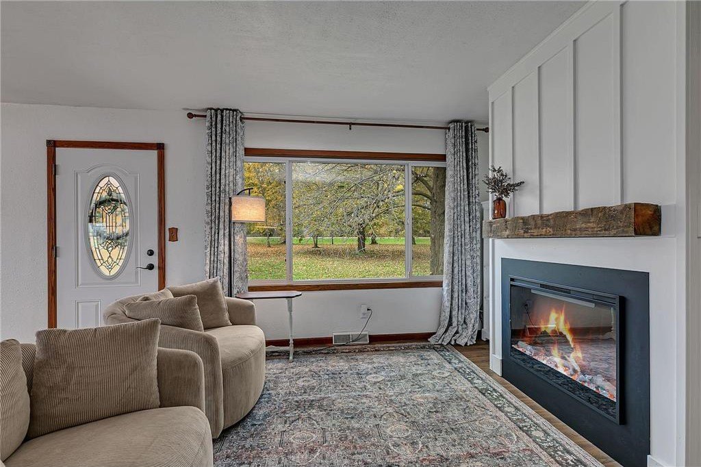 Holdingford, Minnesota, 56340, United States, 5 Bedrooms Bedrooms, ,2 BathroomsBathrooms,Residential,For Sale,1977131