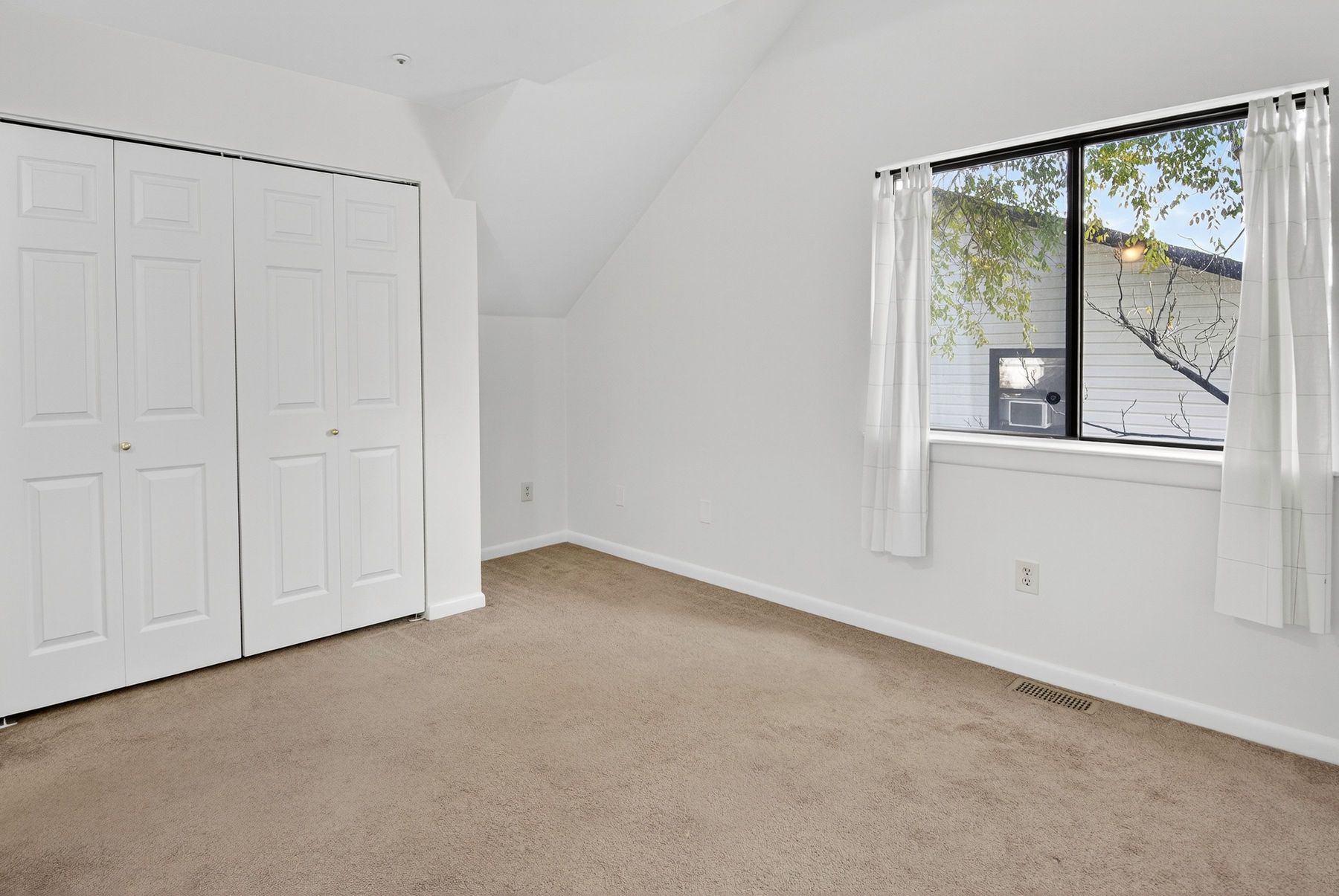  Well-Maintained Home Tucked Away in a Peaceful and Private Corner of Walnut St. - 物件實景