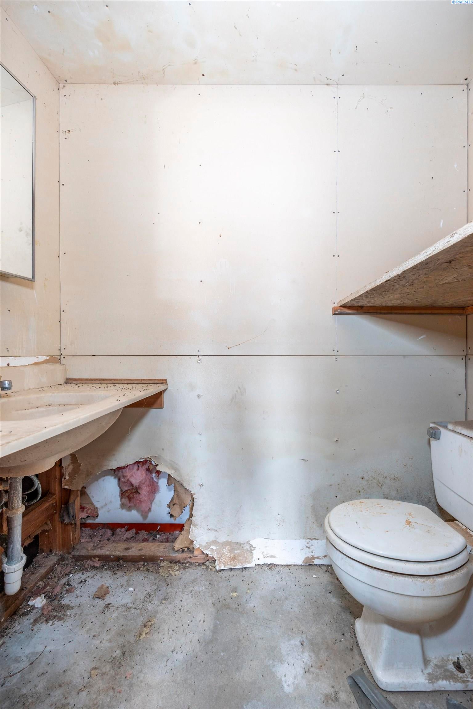 Pasco, Washington, 99301, United States, 2 Bedrooms Bedrooms, ,1 BathroomBathrooms,Residential,For Sale,1997990