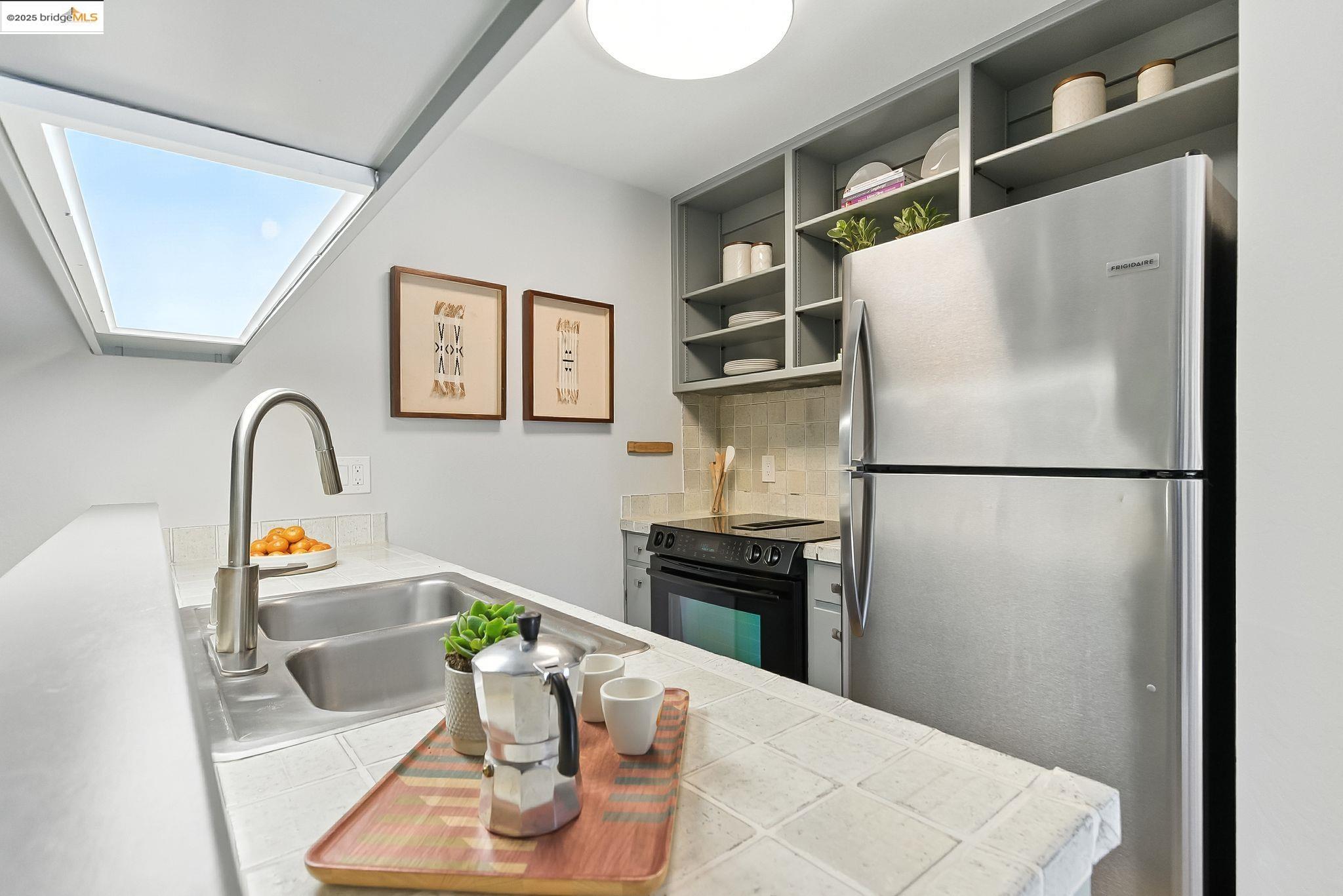 Oakland, California, 94618, United States, 2 Bedrooms Bedrooms, ,1 BathroomBathrooms,Residential,For Sale,1925064