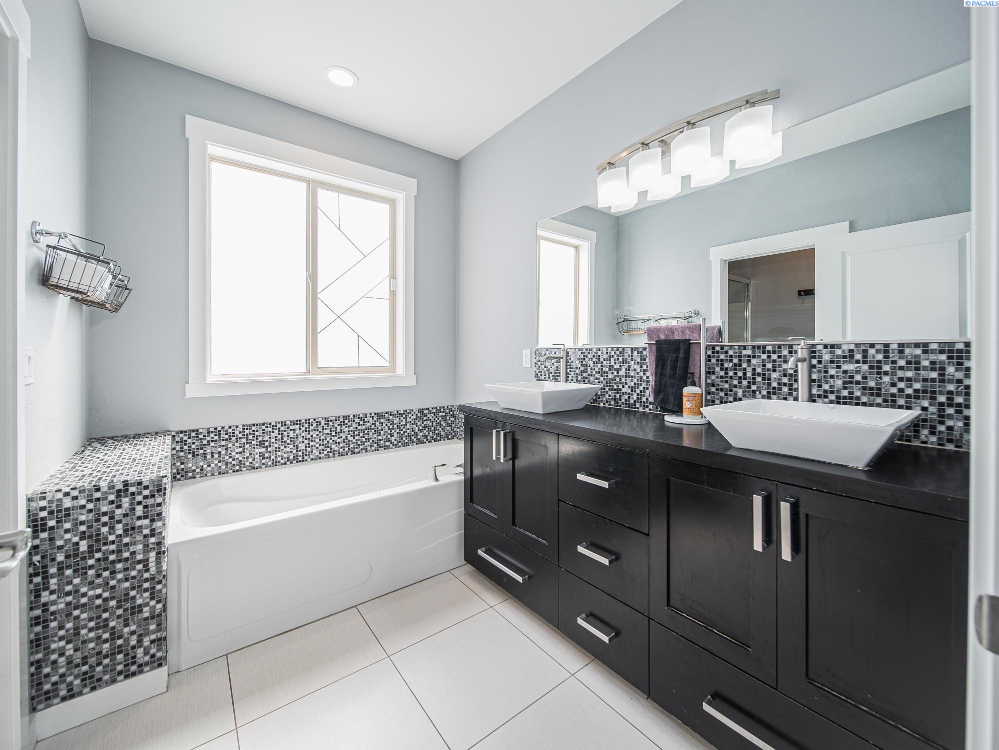 Pasco, Washington, 99301, United States, 4 Bedrooms Bedrooms, ,3 BathroomsBathrooms,Residential,For Sale,1933417