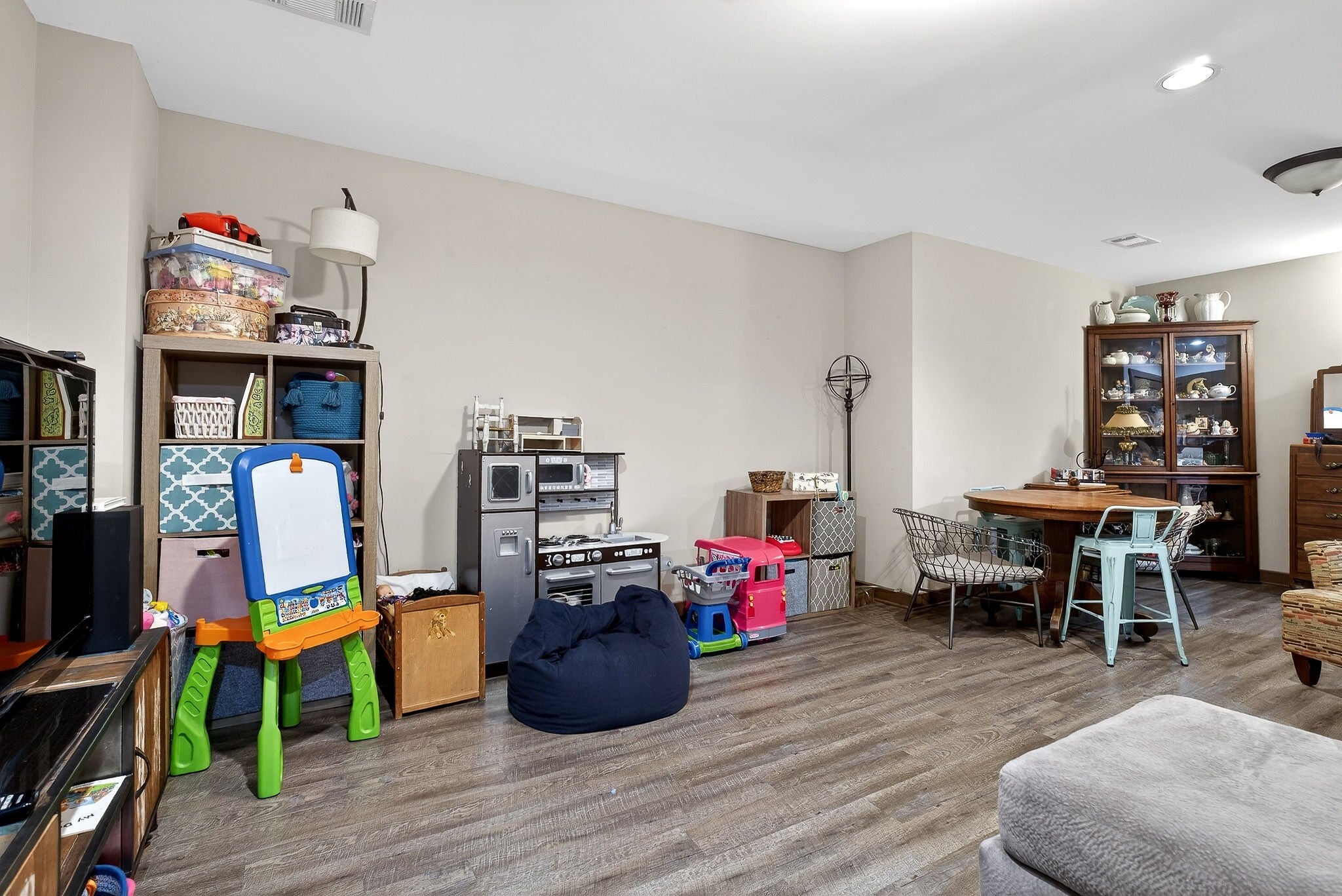 Smithville, Tennessee, 37166, United States, 4 Bedrooms Bedrooms, ,3 BathroomsBathrooms,Residential,For Sale,2008233