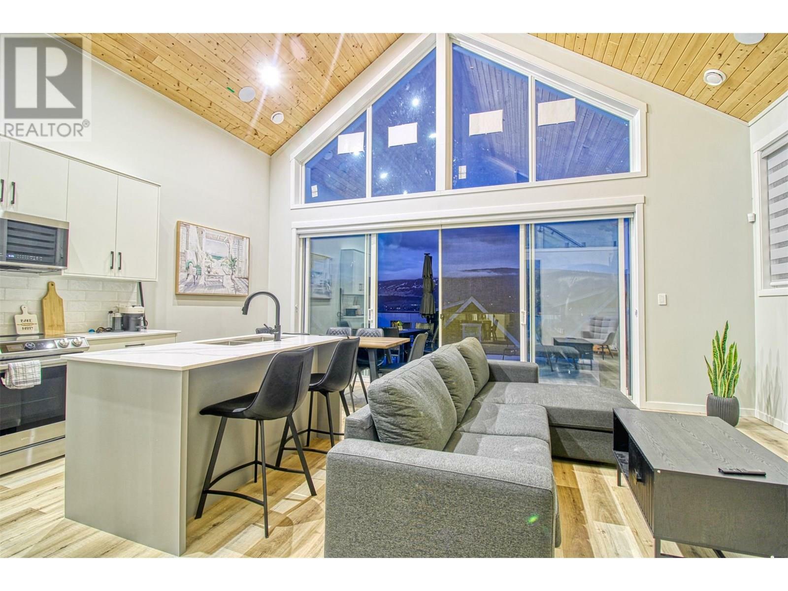 KELOWNA, British Columbia, V1Z 3R8, CA, 3 Bedrooms Bedrooms, ,2 BathroomsBathrooms,Residential,For Sale,1865801