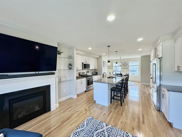 Dover, New Hampshire, 03820, United States, 2 Bedrooms Bedrooms, ,3 BathroomsBathrooms,Residential,For Sale,2002937