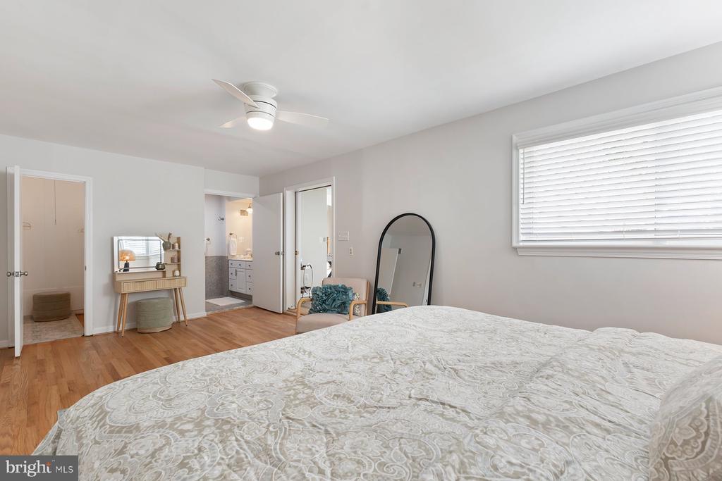 Takoma Park, Maryland, 20912, United States, 2 Bedrooms Bedrooms, ,2 BathroomsBathrooms,Residential,For Sale,1974718