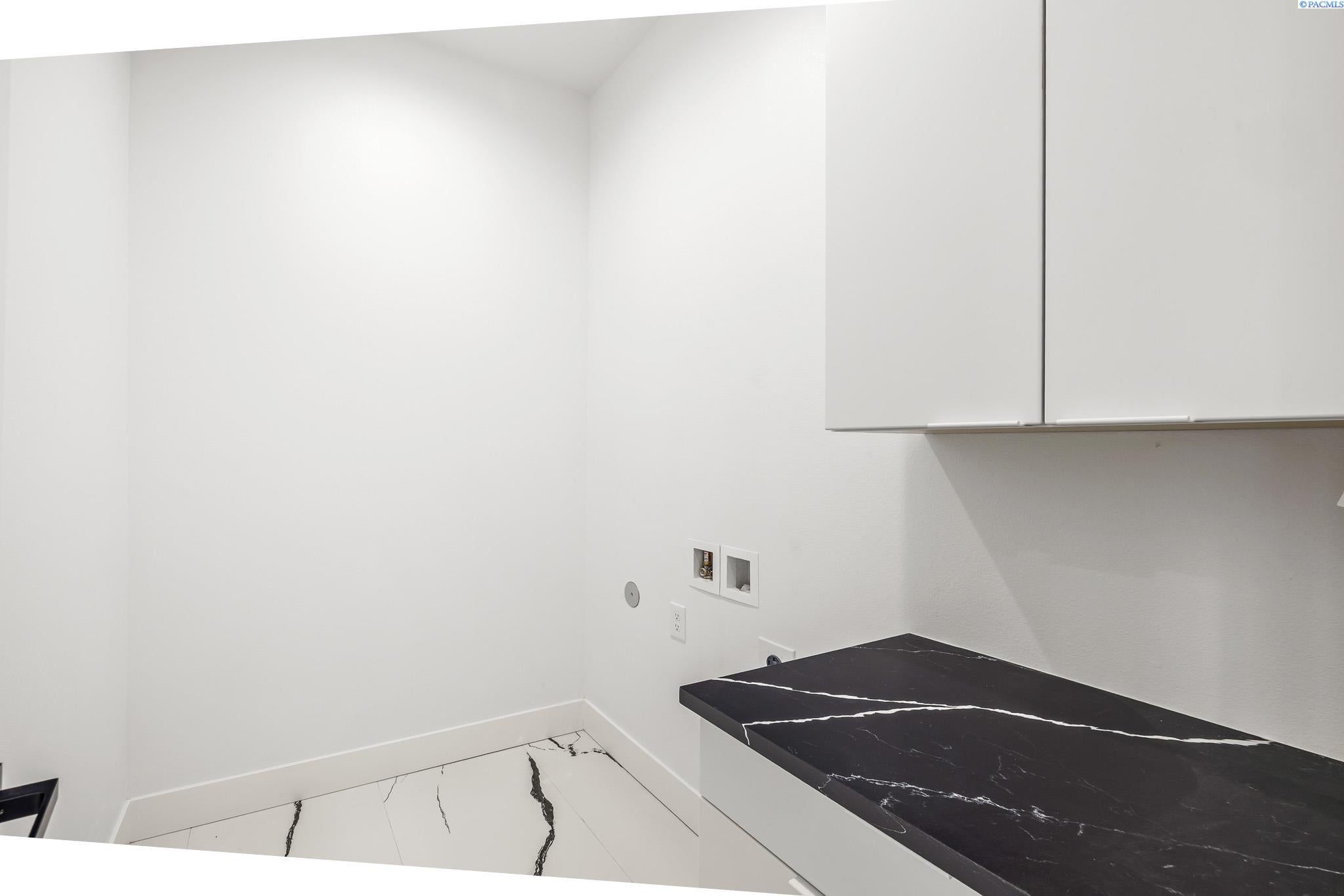 Kennewick, Washington, 99338, United States, 4 Bedrooms Bedrooms, ,6 BathroomsBathrooms,Residential,For Sale,1981644