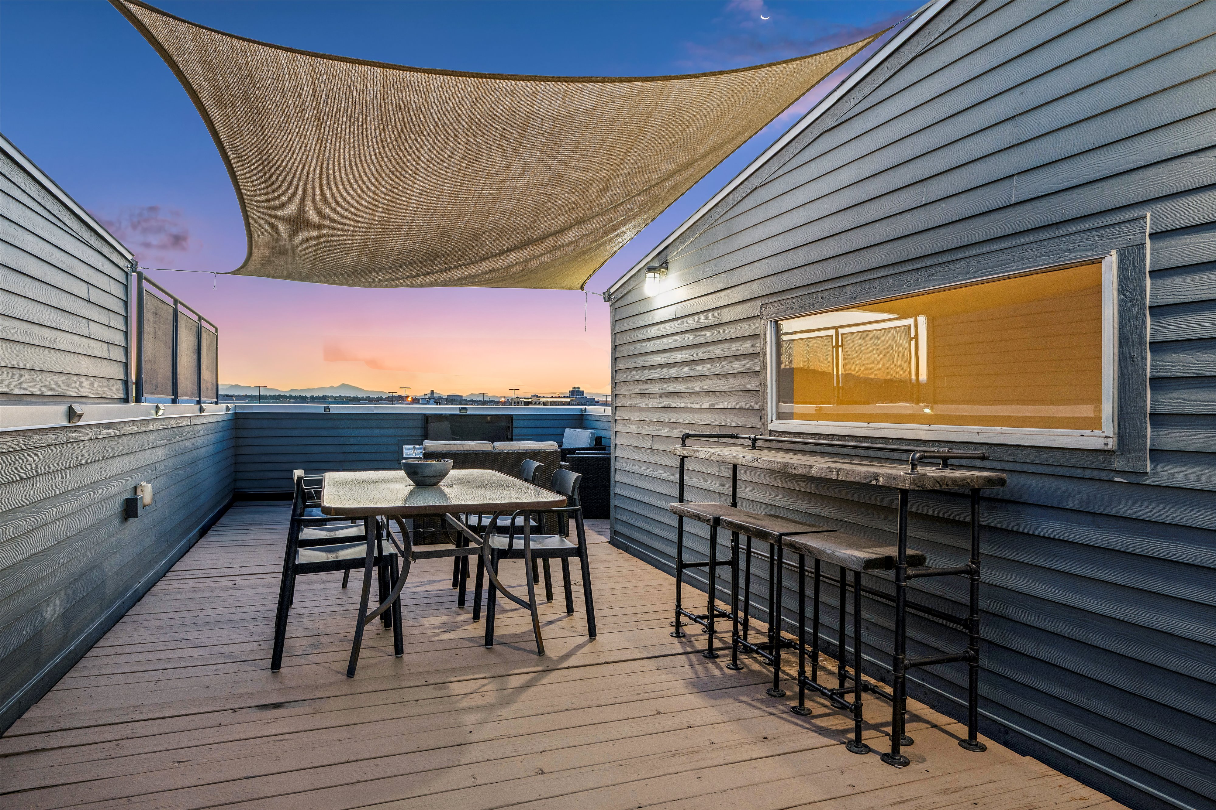 Beautifully updated end-unit offers exceptional natural light & abundant windows - 物件實景