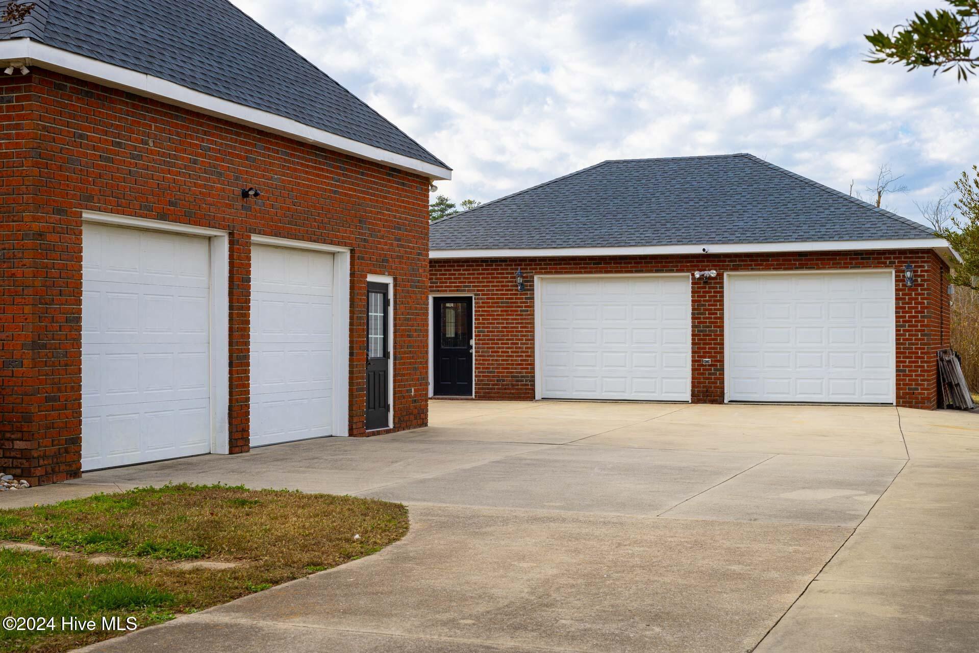 Currituck, North Carolina, 27929, United States, 4 Bedrooms Bedrooms, ,4 BathroomsBathrooms,Residential,For Sale,1849903