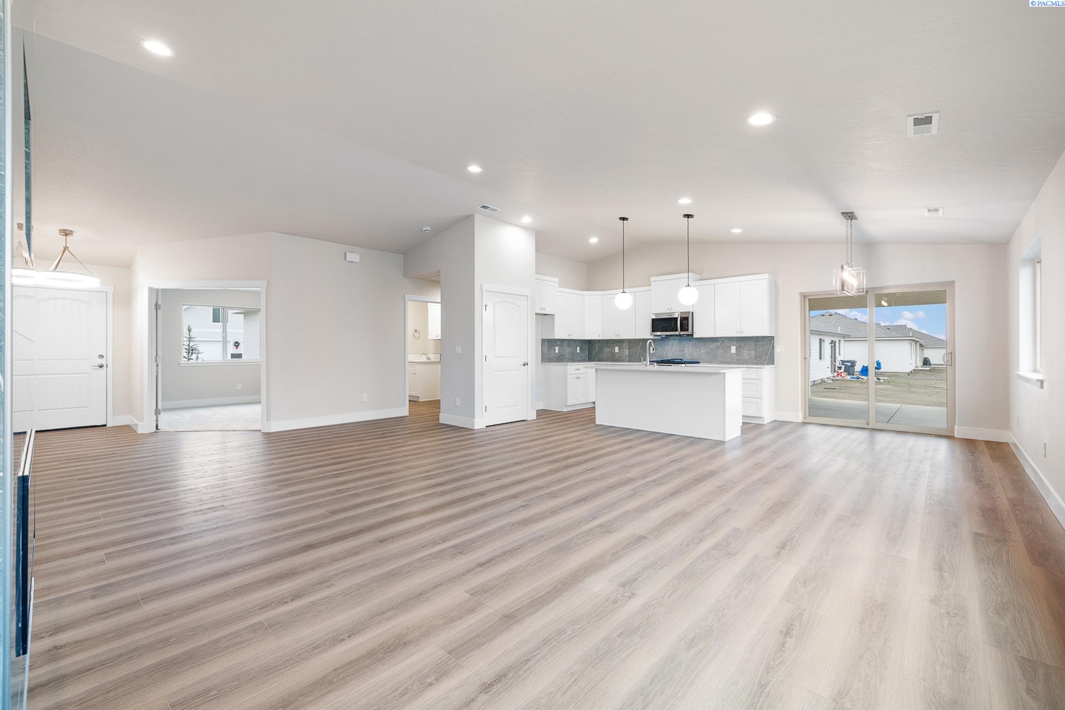 Pasco, Washington, 99301, United States, 4 Bedrooms Bedrooms, ,1 BathroomBathrooms,Residential,For Sale,1874213