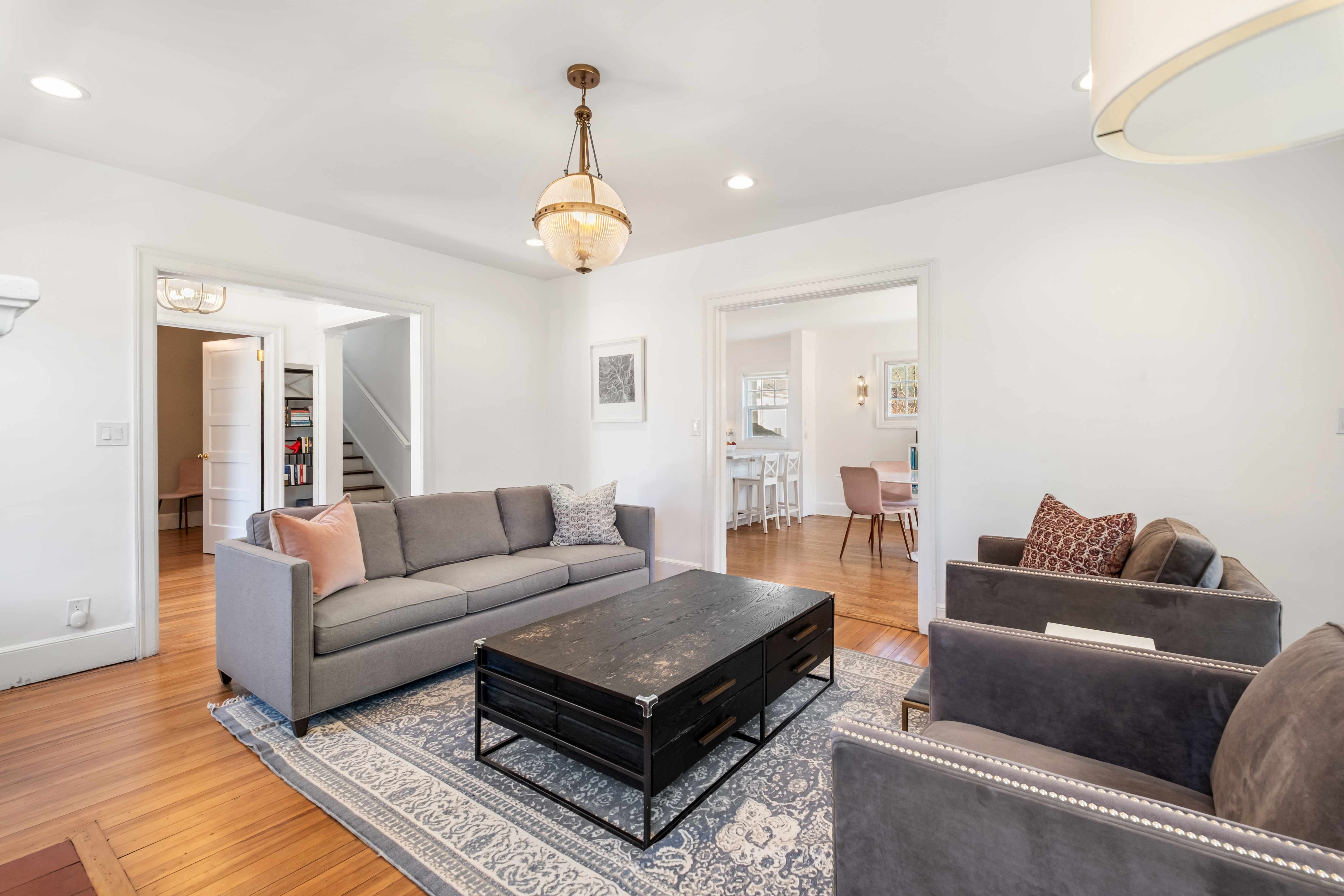  a gracious, fully-updated home where  every detail has been considered. - 物件實景