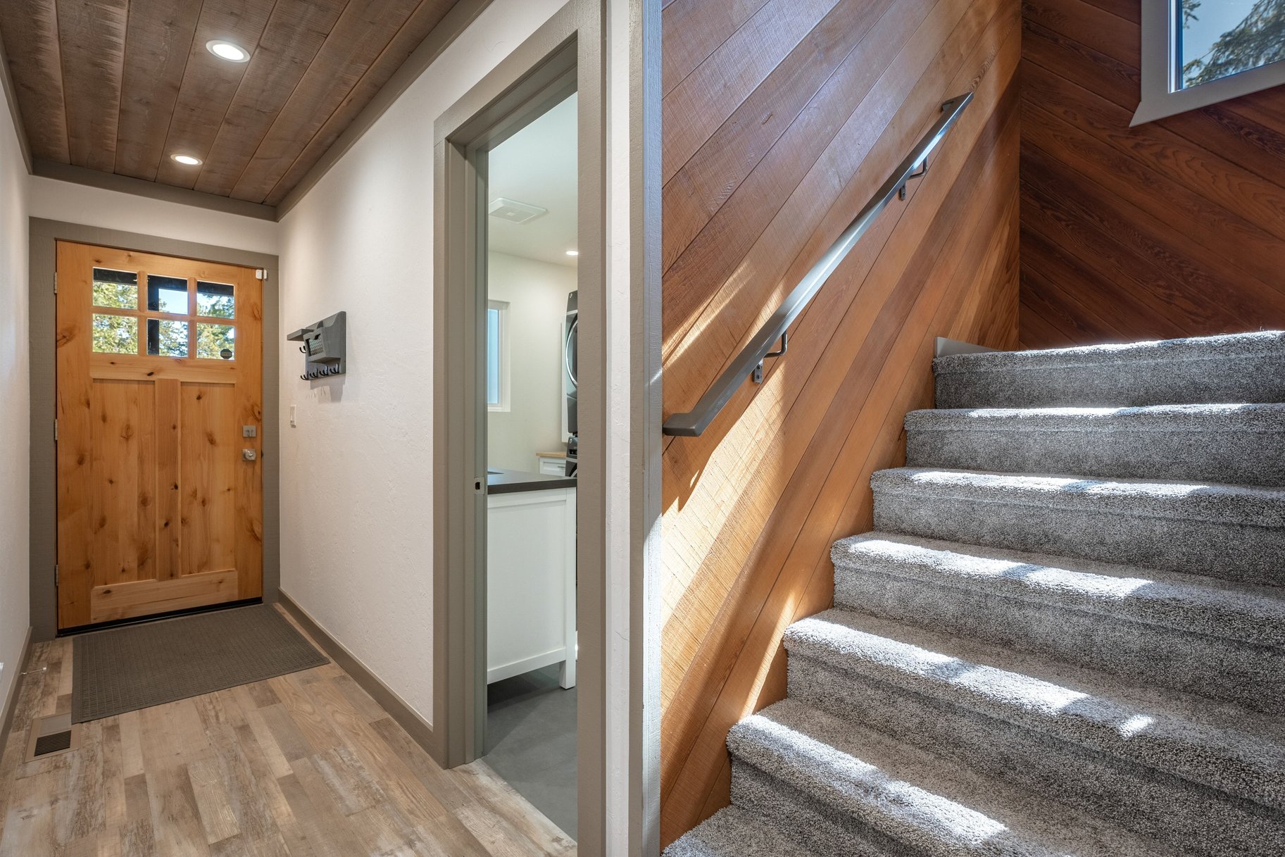  Loved and Cared For West Shore Home with Large Detached Garage and ADU Potential - 物件實景
