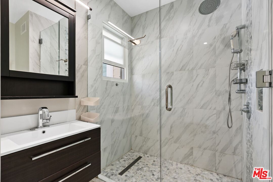 Los Angeles, California, 90006, United States, 7 Bedrooms Bedrooms, ,6 BathroomsBathrooms,Residential,For Sale,1848318