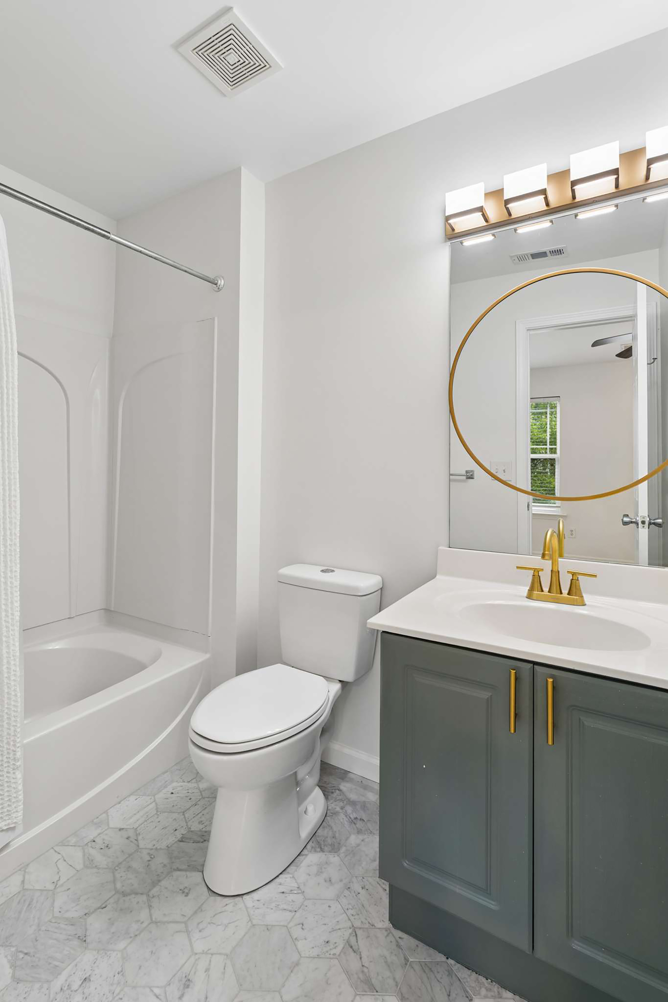  Beautifully Renovated Townhome in the Gated Liberty Park Community - 物件實景