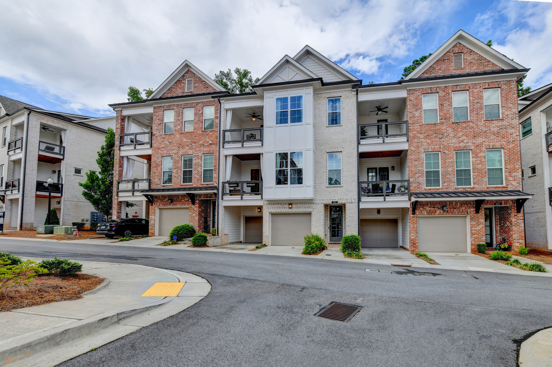  Welcome Home to this Magnificent Three-Story Townhome - 物件實景