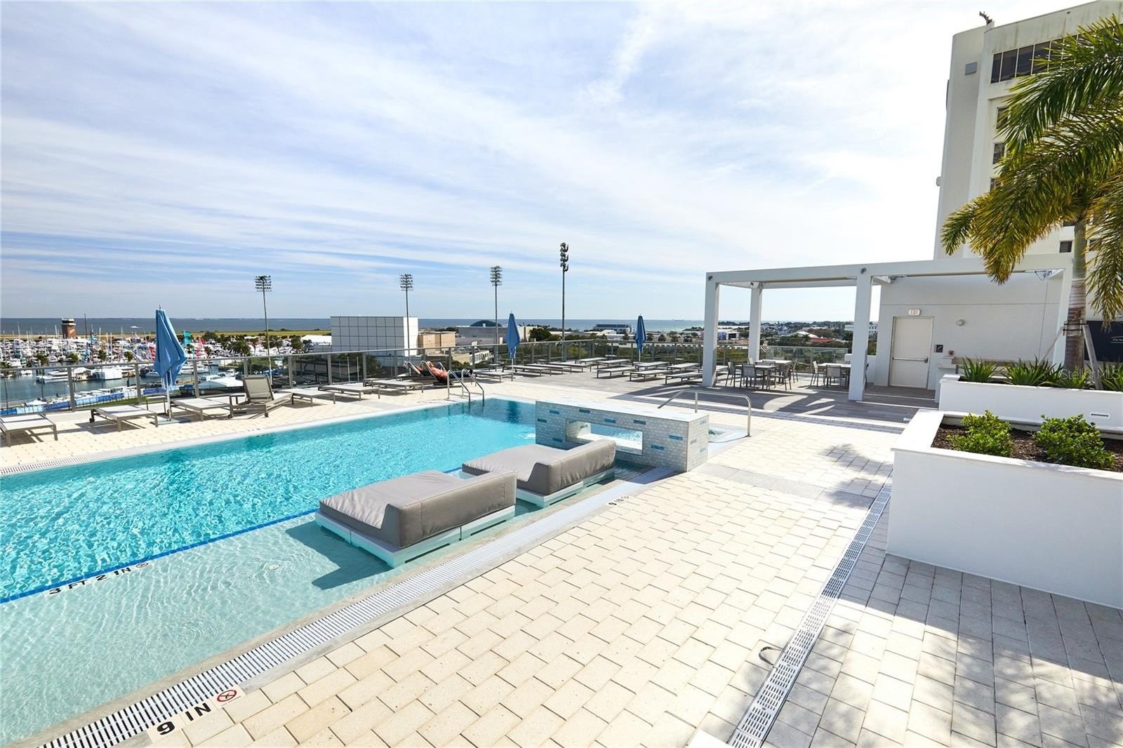 ST PETERSBURG, Florida, 33701, United States, 2 Bedrooms Bedrooms, ,3 BathroomsBathrooms,Residential,For Sale,1981835