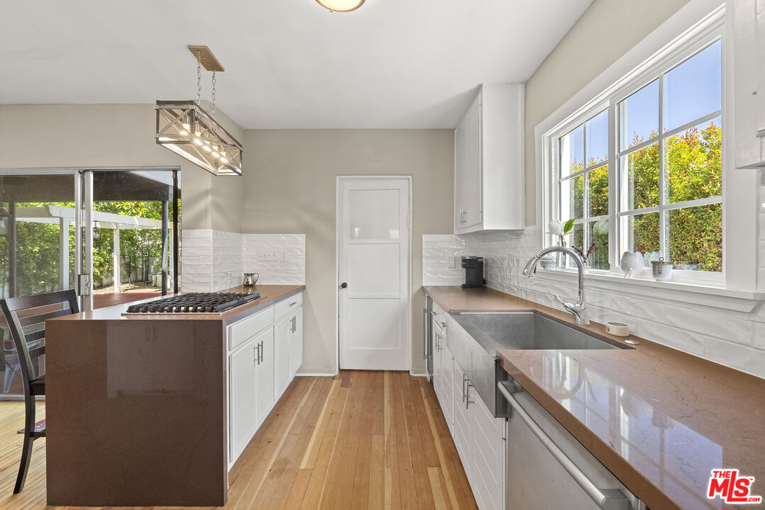 Los Angeles, California, 90036, United States, 4 Bedrooms Bedrooms, ,3 BathroomsBathrooms,Residential,For Sale,1849800