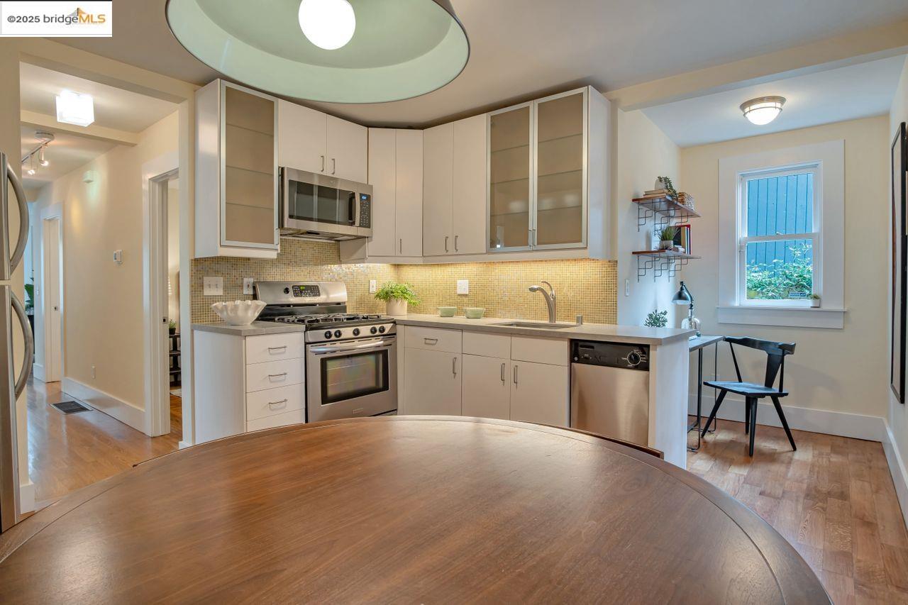 Oakland, California, 94609, United States, 2 Bedrooms Bedrooms, ,1 BathroomBathrooms,Residential,For Sale,1934711