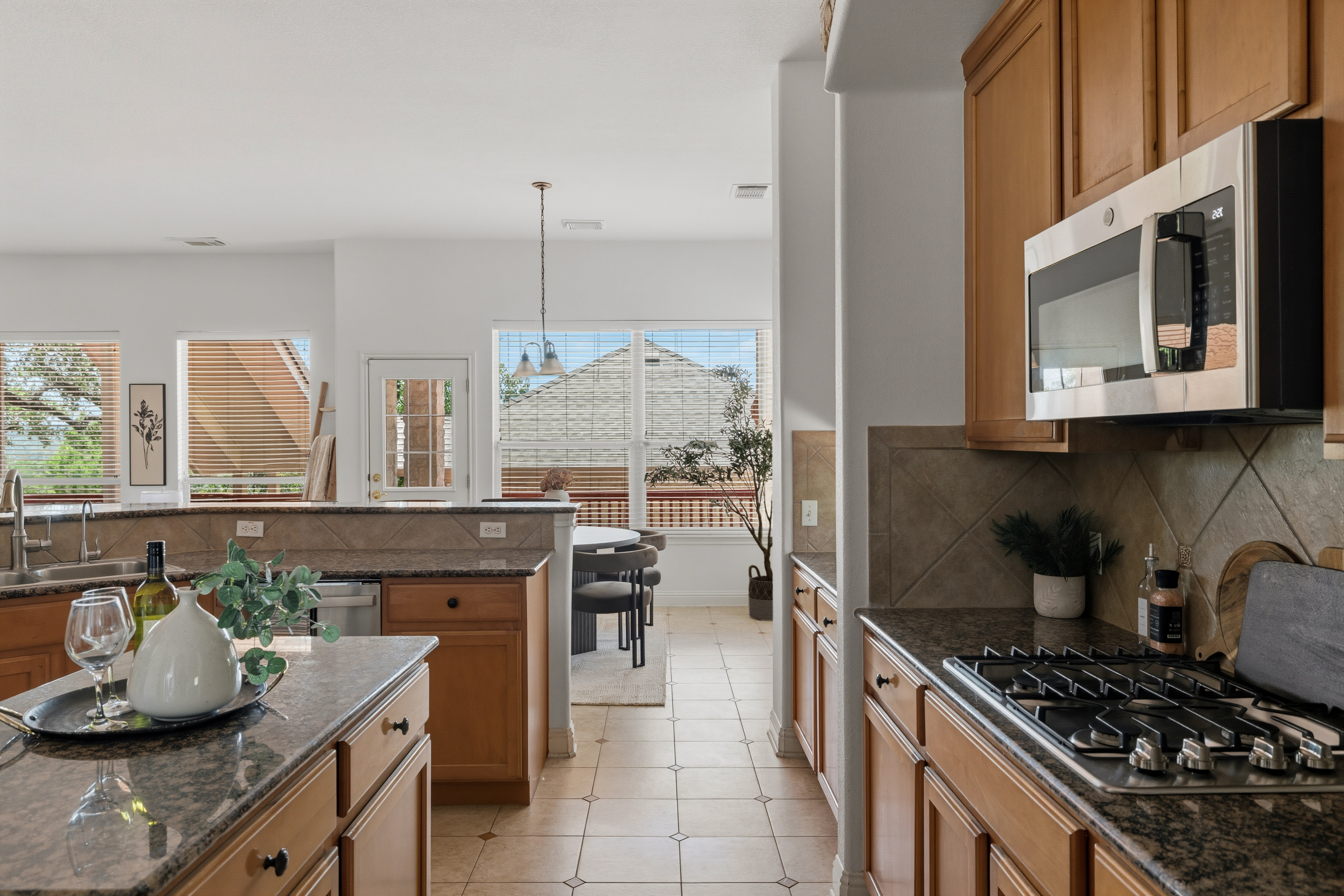  Elegant Luxury Backing to Pristine Greenbelt with Hill Country Views - 物件實景