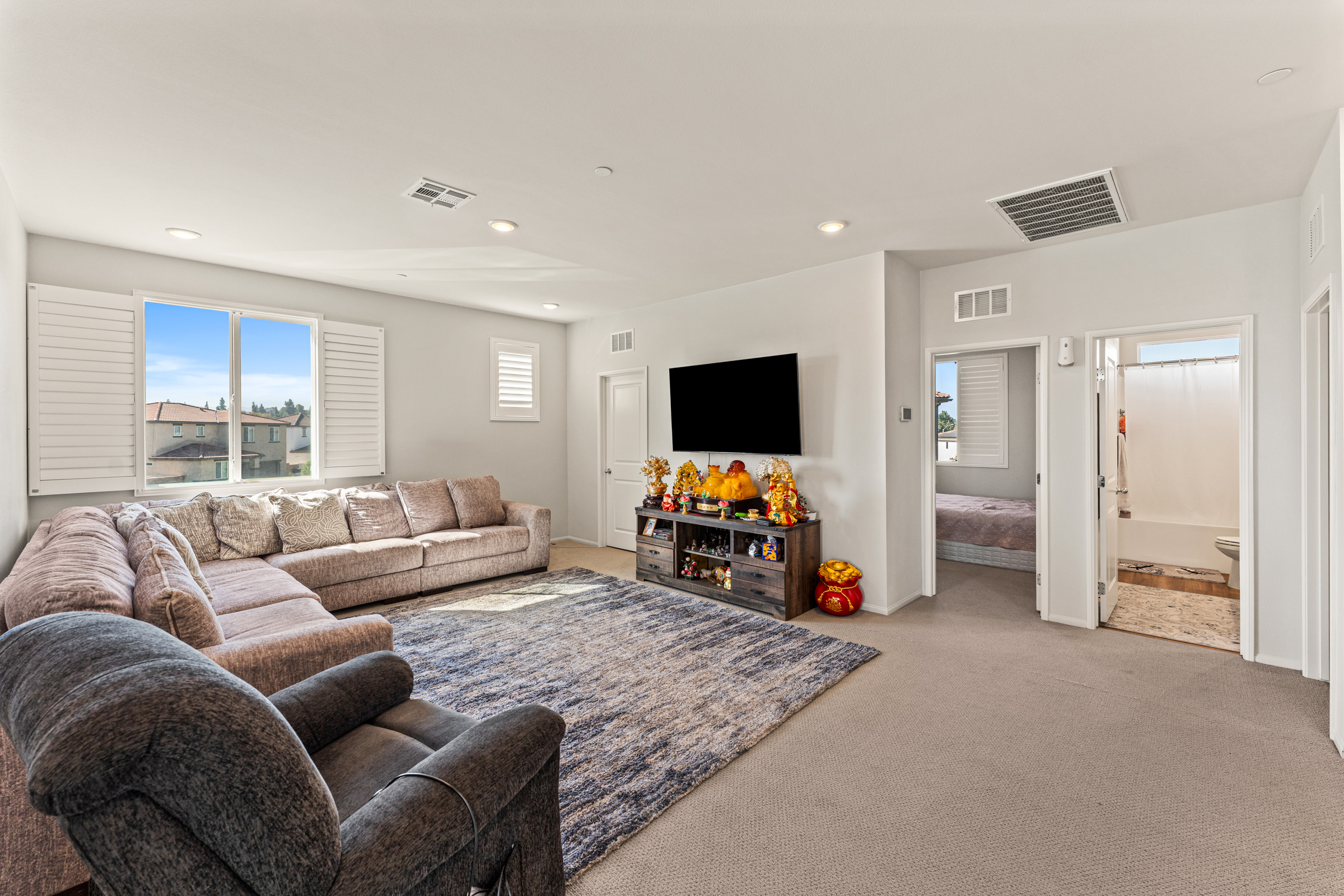 Riverside, California, 92503, United States, 5 Bedrooms Bedrooms, ,3 BathroomsBathrooms,Residential,For Sale,1989853