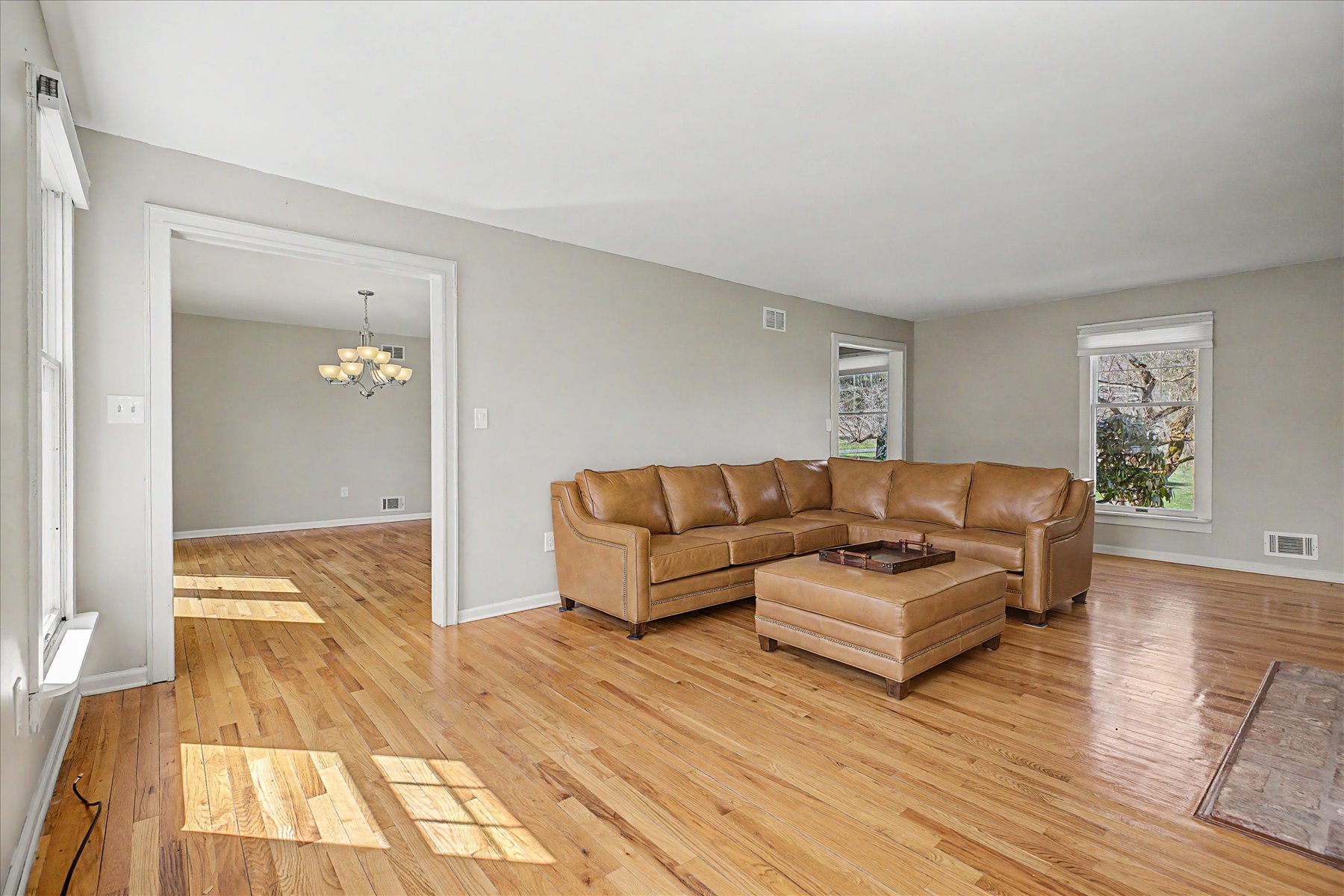  Lovely Cape Cod Home Situated on Two Private Acres - 物件實景