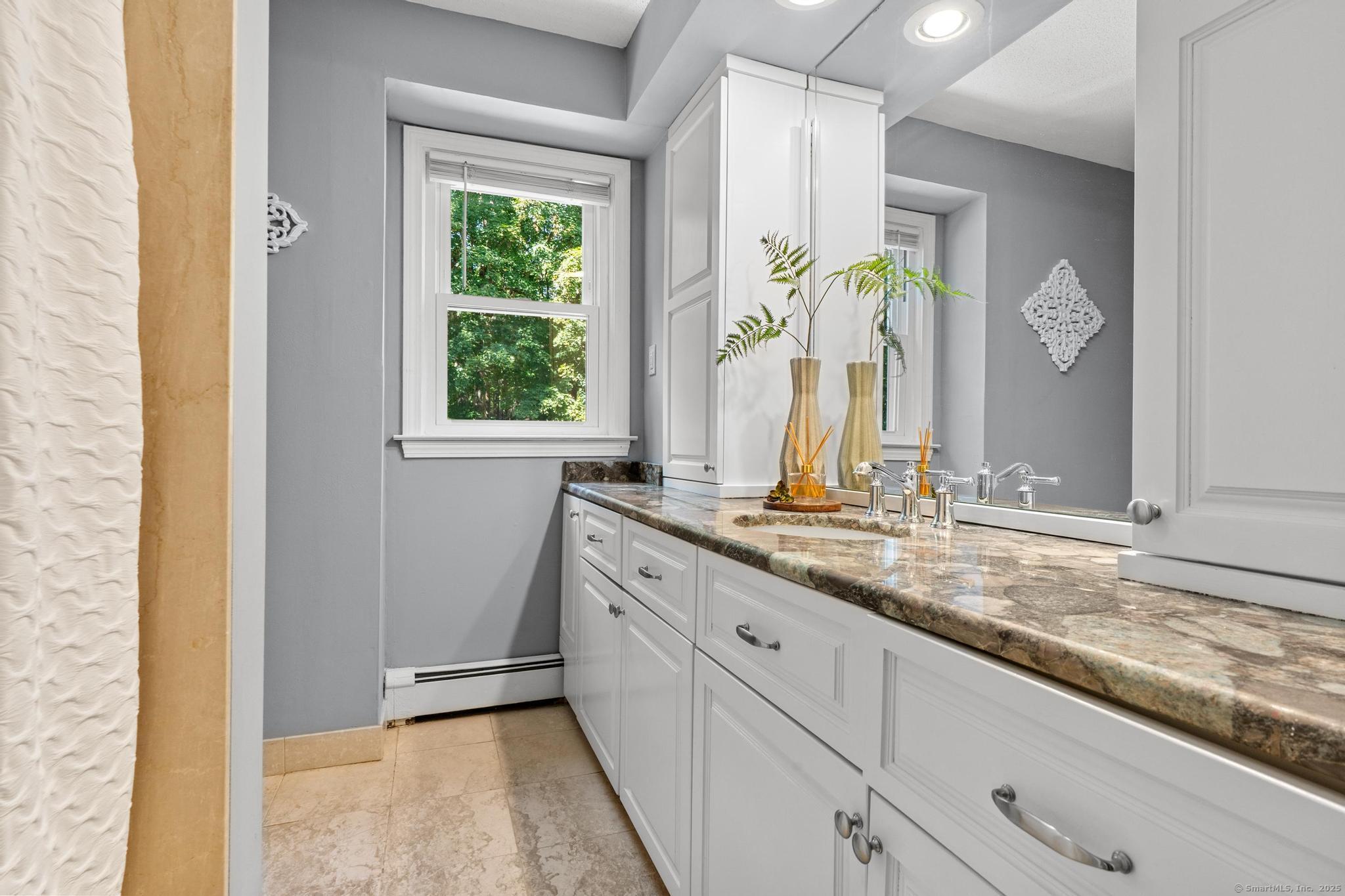 Simsbury, Connecticut, 06092, United States, 4 Bedrooms Bedrooms, ,3 BathroomsBathrooms,Residential,For Sale,1940650