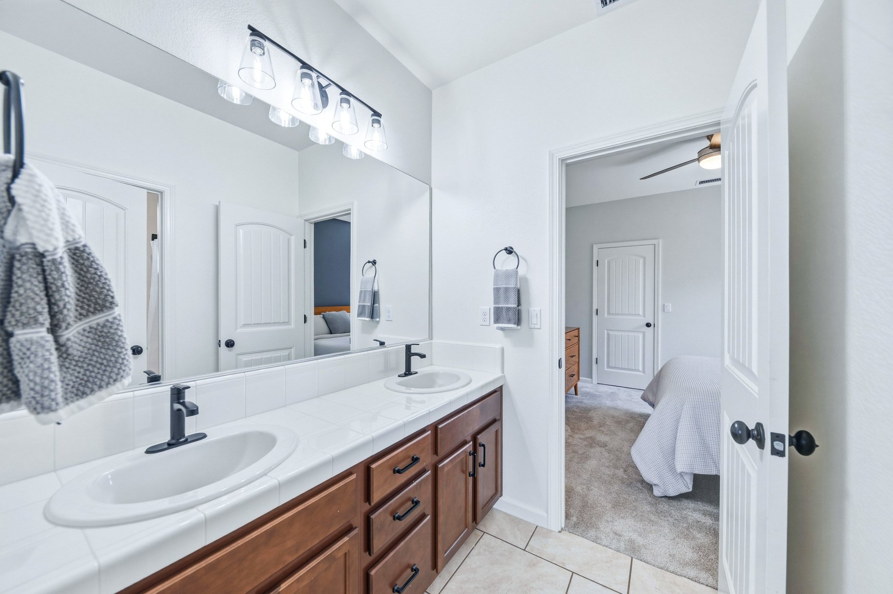  Turn-Key Home Close to Parks, Shopping & Trails - 物件實景