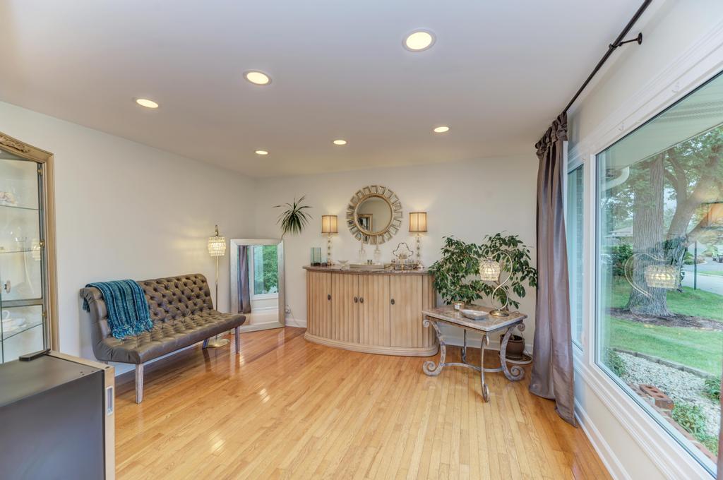 Wood Dale, Illinois, 60191, United States, 4 Bedrooms Bedrooms, ,3 BathroomsBathrooms,Residential,For Sale,1944958