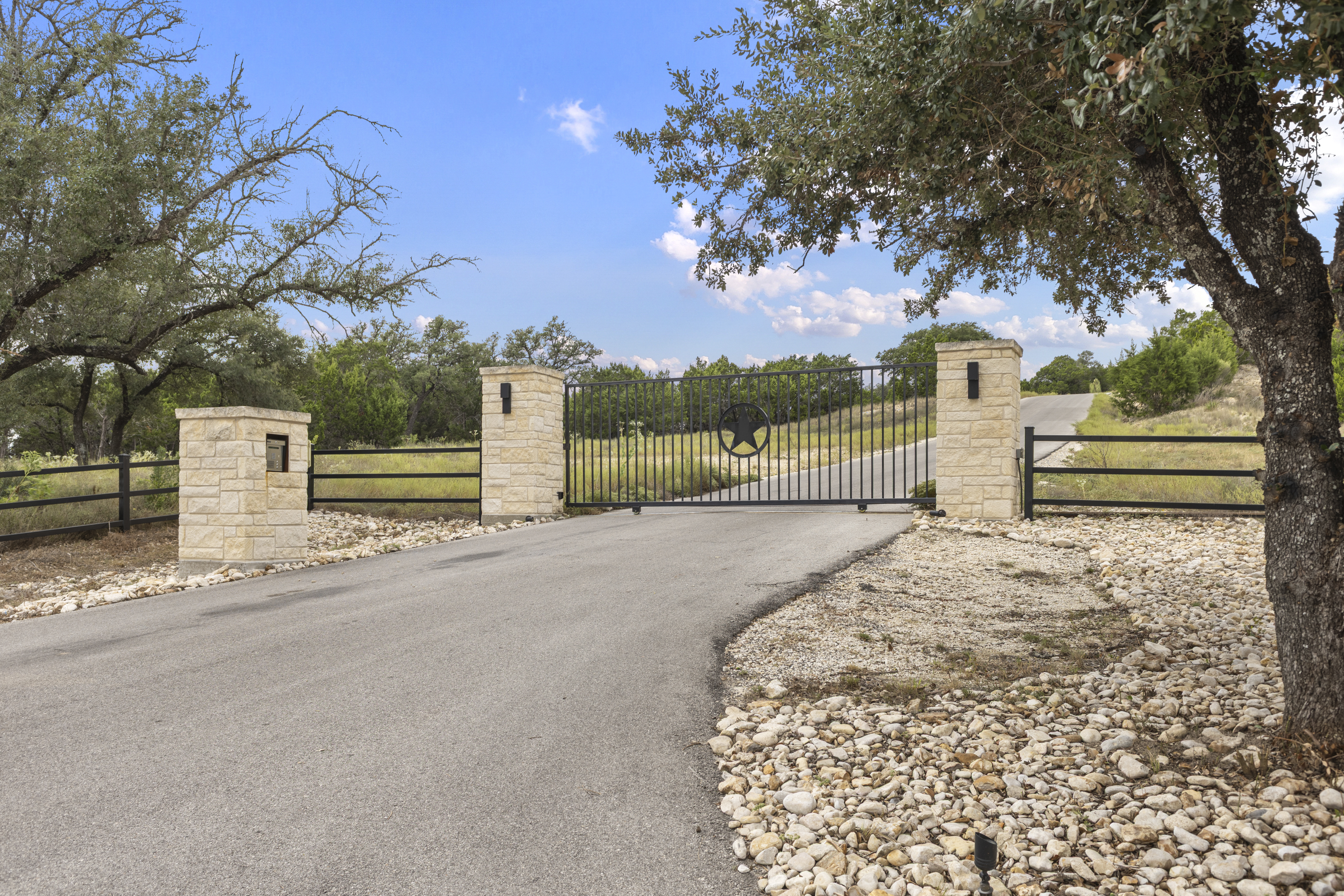  Hilltop Barndominium on 15+ Acres - 物件實景
