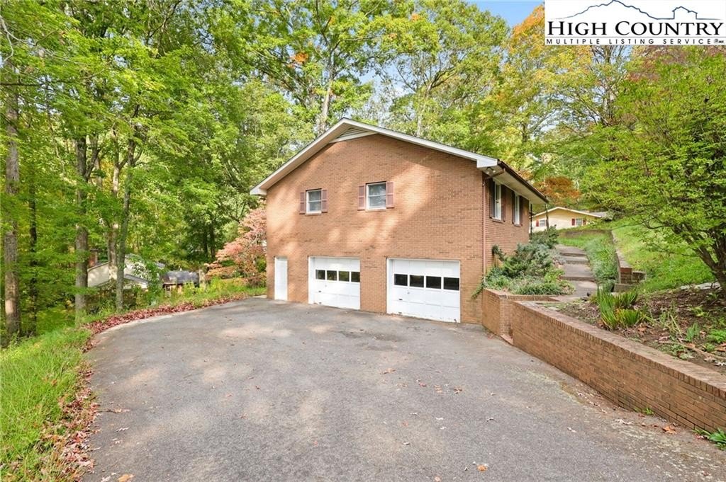 Boone, North Carolina, 28607, United States, 3 Bedrooms Bedrooms, ,3 BathroomsBathrooms,Residential,For Sale,1974866