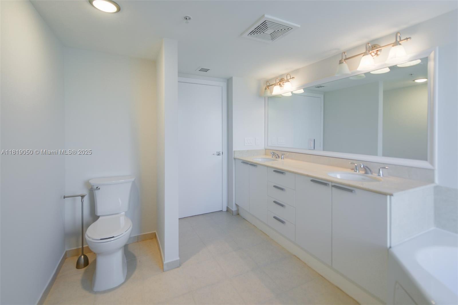 Sunny Isles Beach, Florida, 33160, United States, 2 Bedrooms Bedrooms, ,2 BathroomsBathrooms,Residential,For Sale,1991948