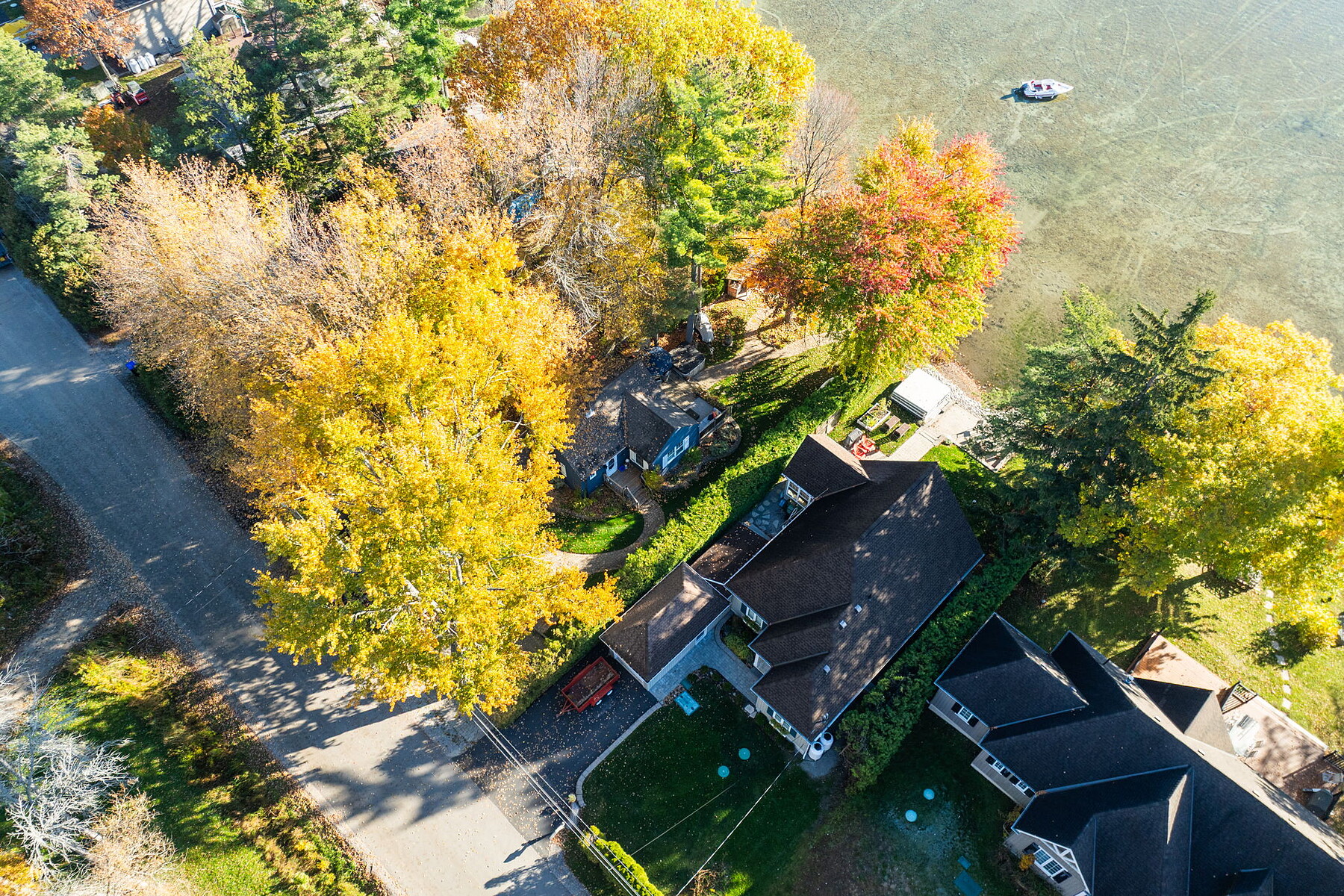  A Refined Lakeside Retreat - 物件實景