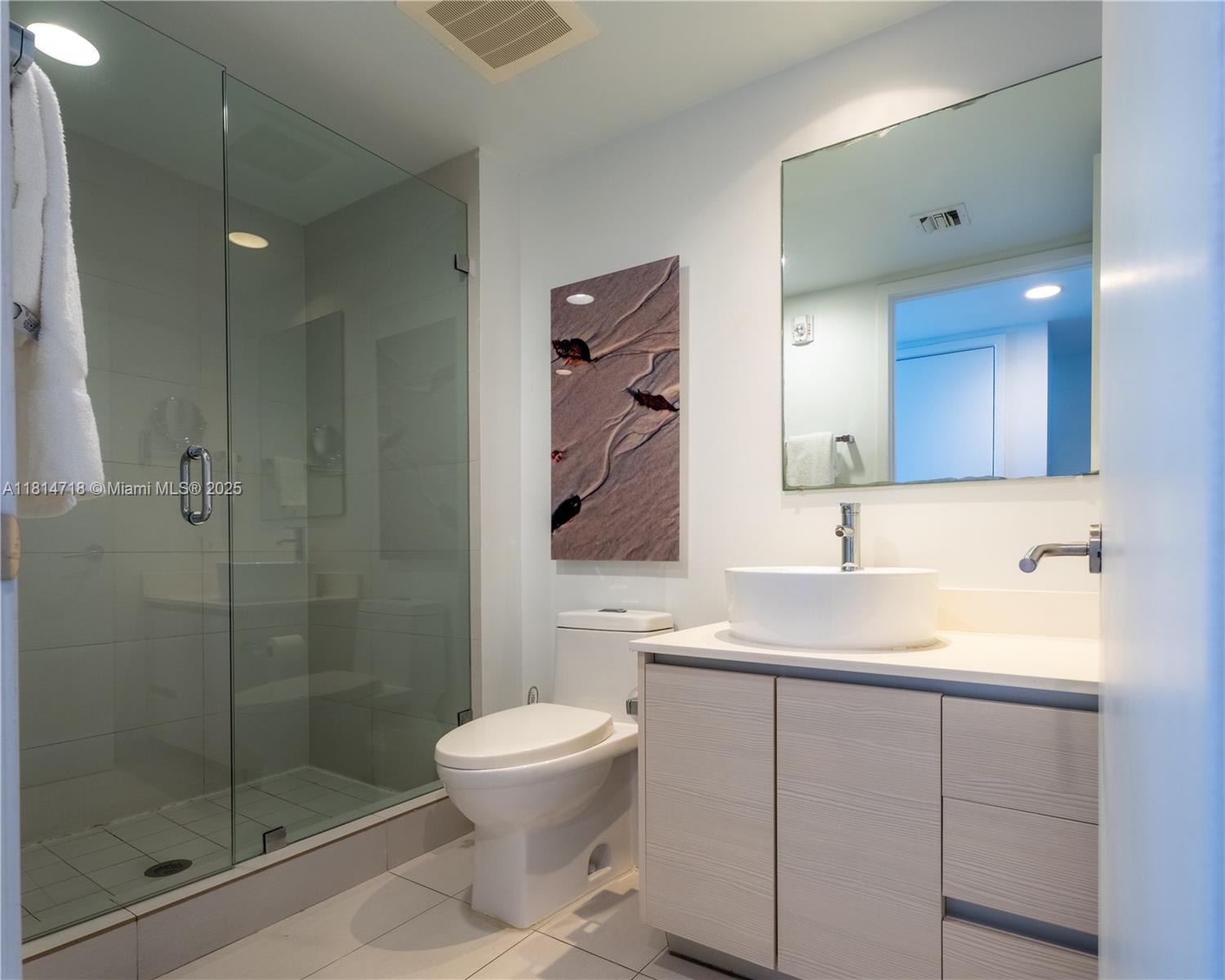 Hallandale Beach, Florida, 33009, United States, 2 Bedrooms Bedrooms, ,2 BathroomsBathrooms,Residential,For Sale,1840698