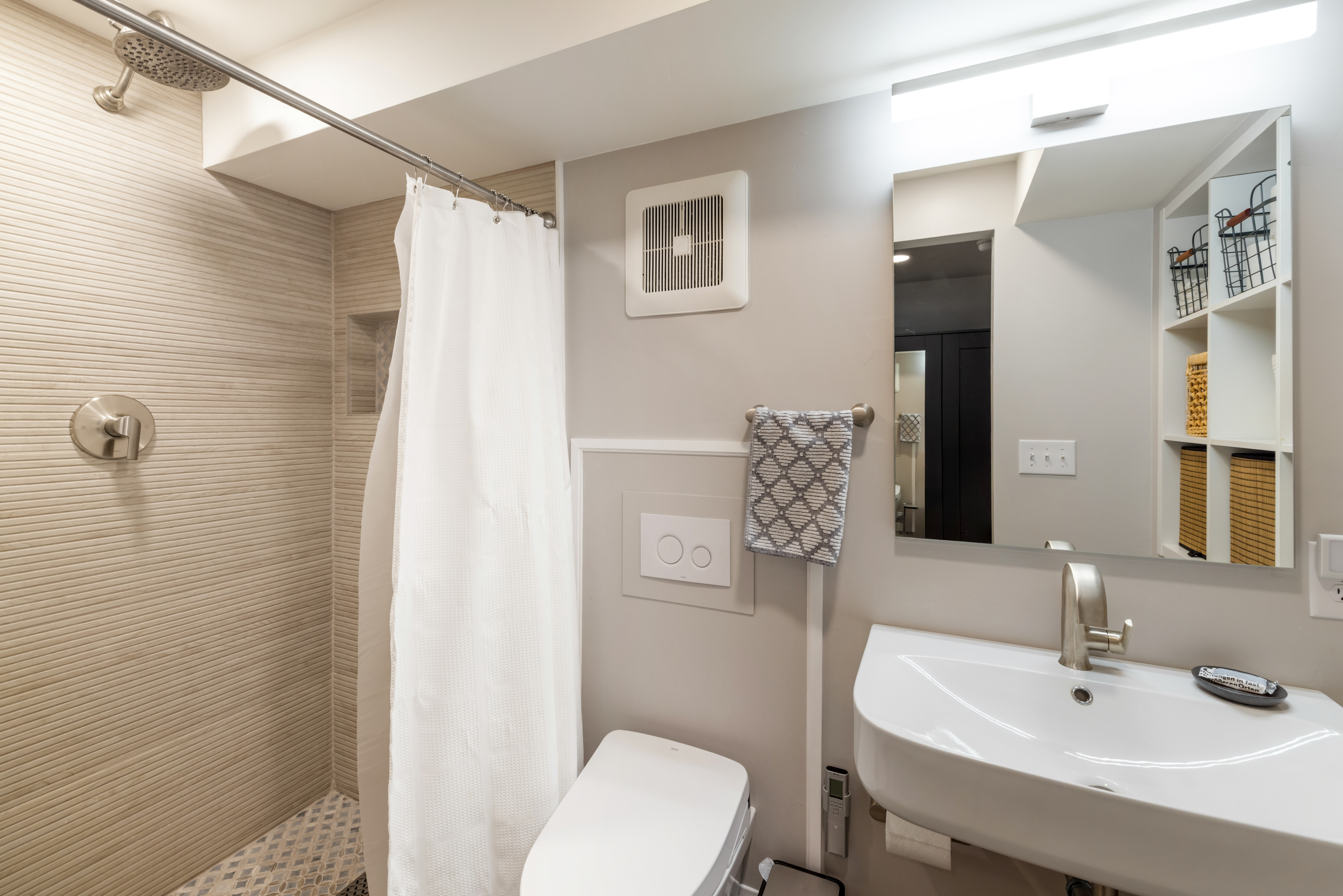 Thoughtfully maintained + beautifully updated, this Highlands Ranch home - 物件實景