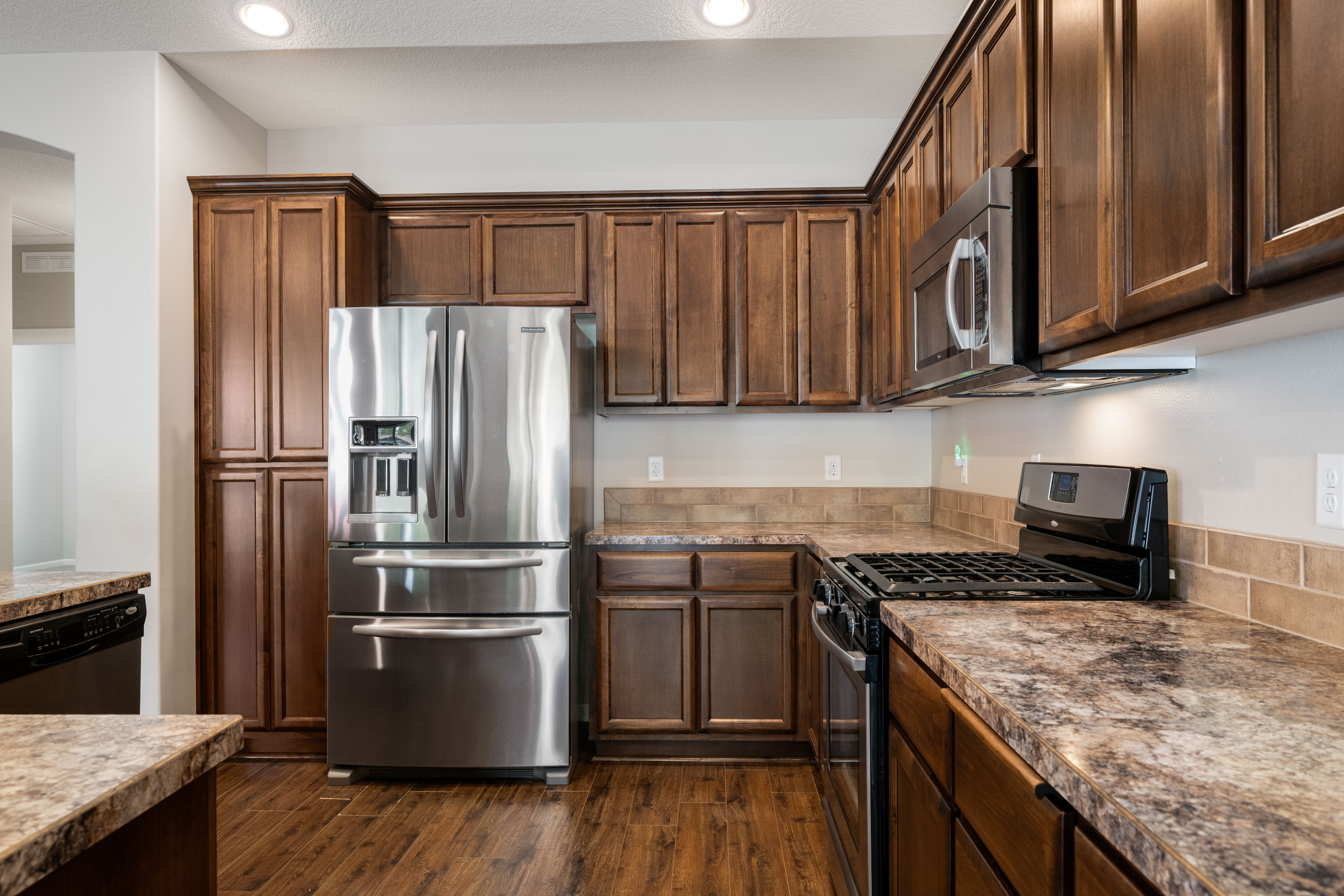  Welcome to this well-maintained 3-bedroom, 2-bath New Tradition resale - 物件實景