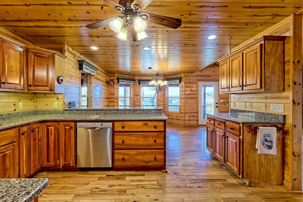 Young Harris, Georgia, 30582, United States, 4 Bedrooms Bedrooms, ,5 BathroomsBathrooms,Residential,For Sale,1987920