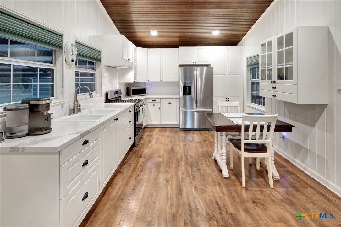 Hallettsville, Texas, 77964, United States, 2 Bedrooms Bedrooms, ,2 BathroomsBathrooms,Residential,For Sale,1989006