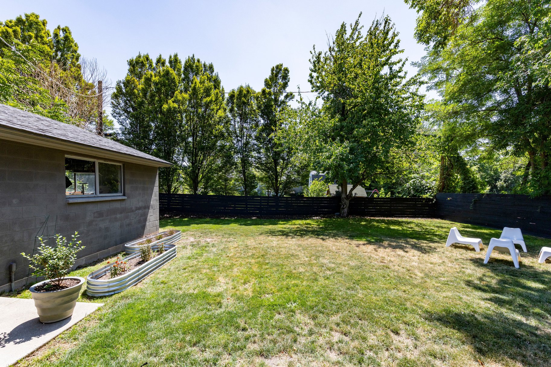  Spacious Millcreek Bungalow with Expansive Backyard & 2-Car Garage - 物件實景