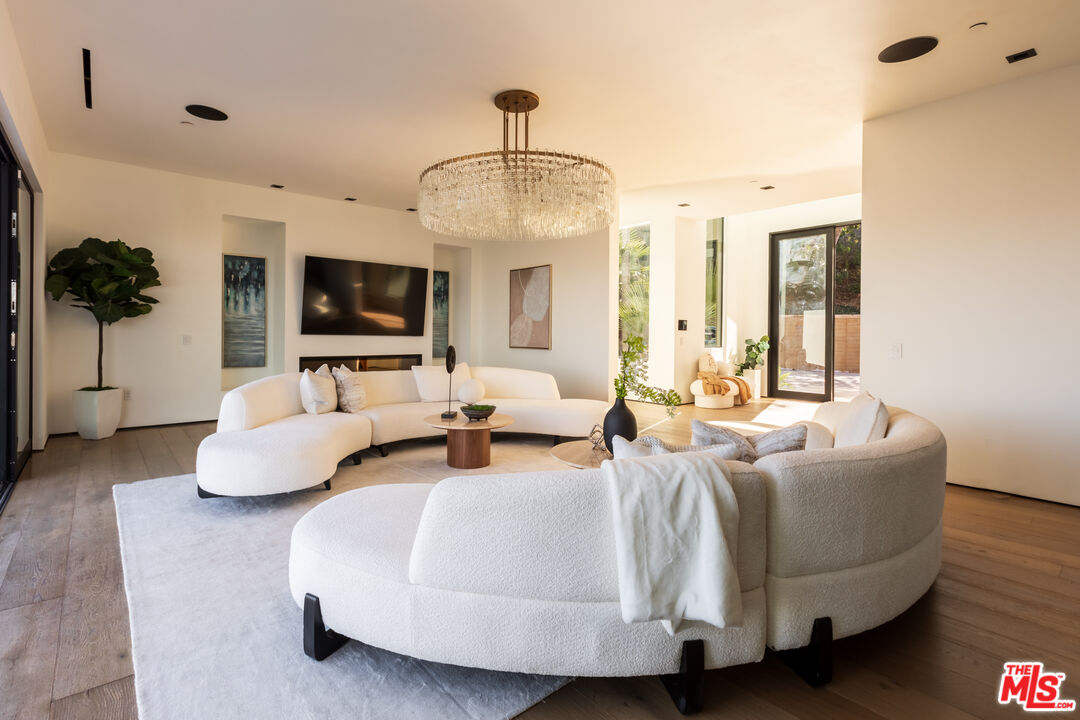 Beverly Hills, California, 90210, United States, 6 Bedrooms Bedrooms, ,6 BathroomsBathrooms,Residential,For Sale,1692711