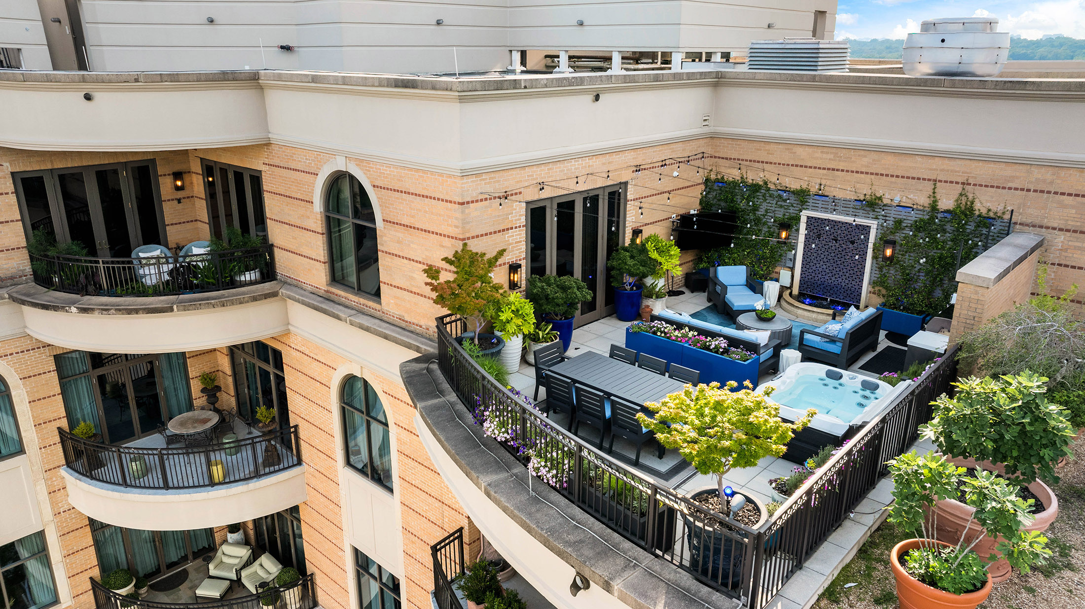  Modern Elegance in the Sky – Designer Penthouse with Skyline Views - 物件實景