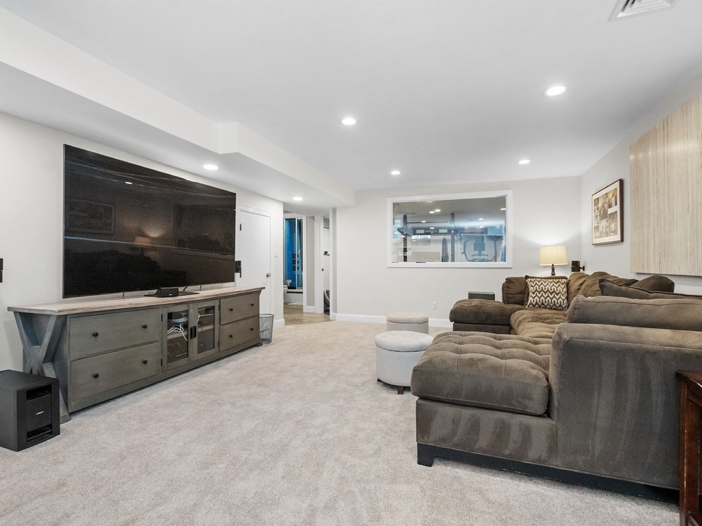 Waltham, Massachusetts, 02451, United States, 4 Bedrooms Bedrooms, ,5 BathroomsBathrooms,Residential,For Sale,1940187
