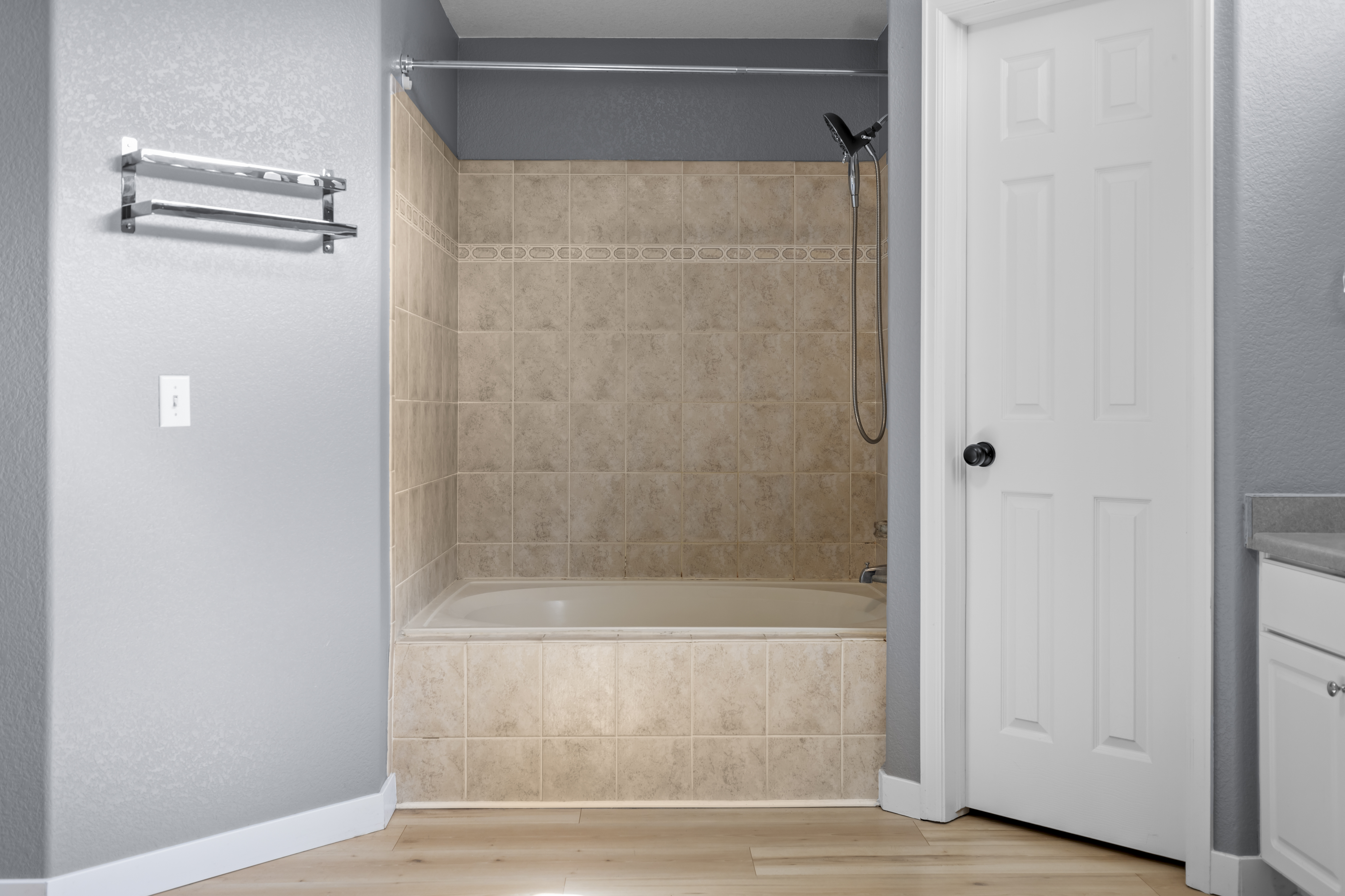  Expansive water views and a light-filled interior create a truly unique setting - 物件實景