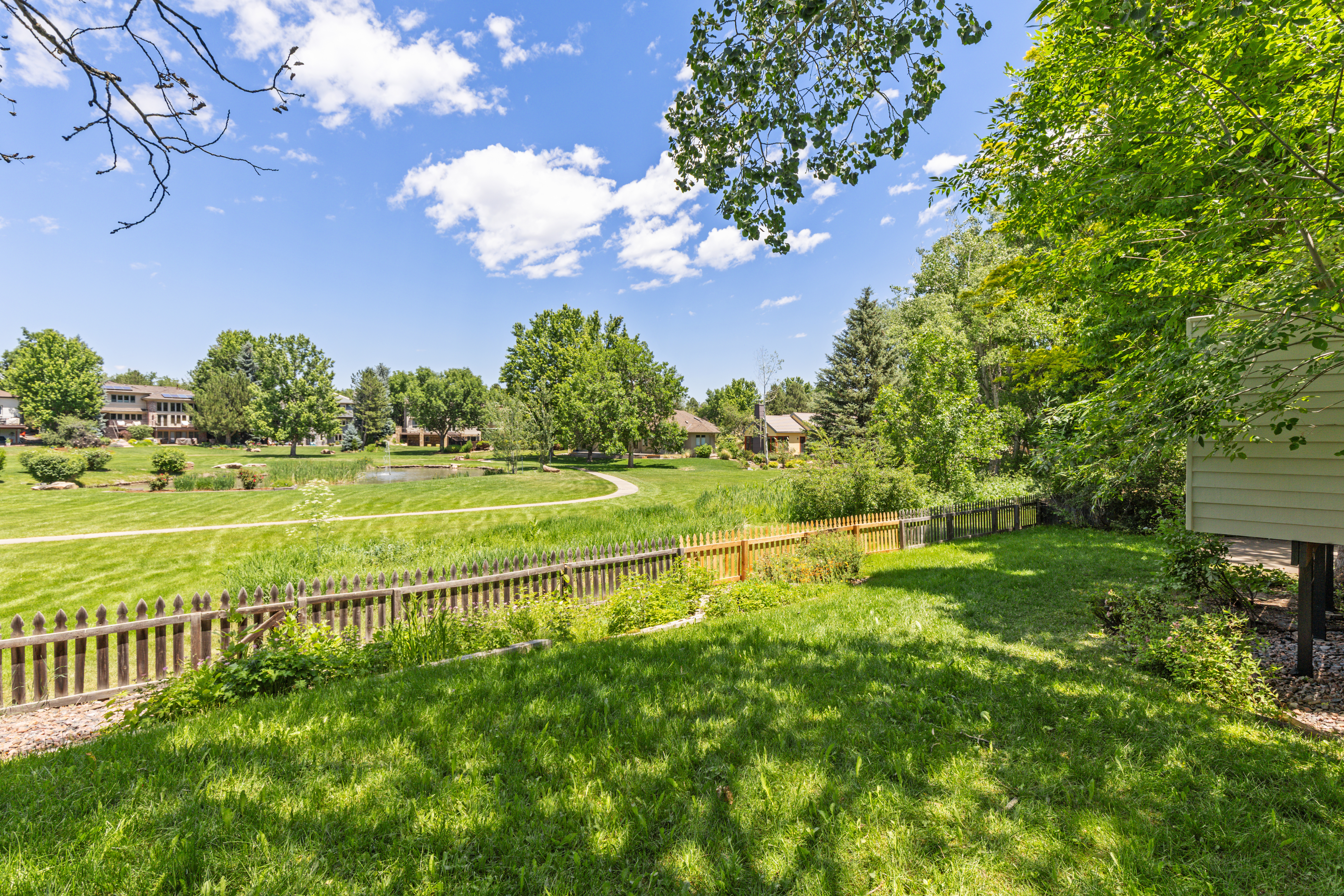  Backing To Private Open Space And A Tranquil Pond - 物件實景