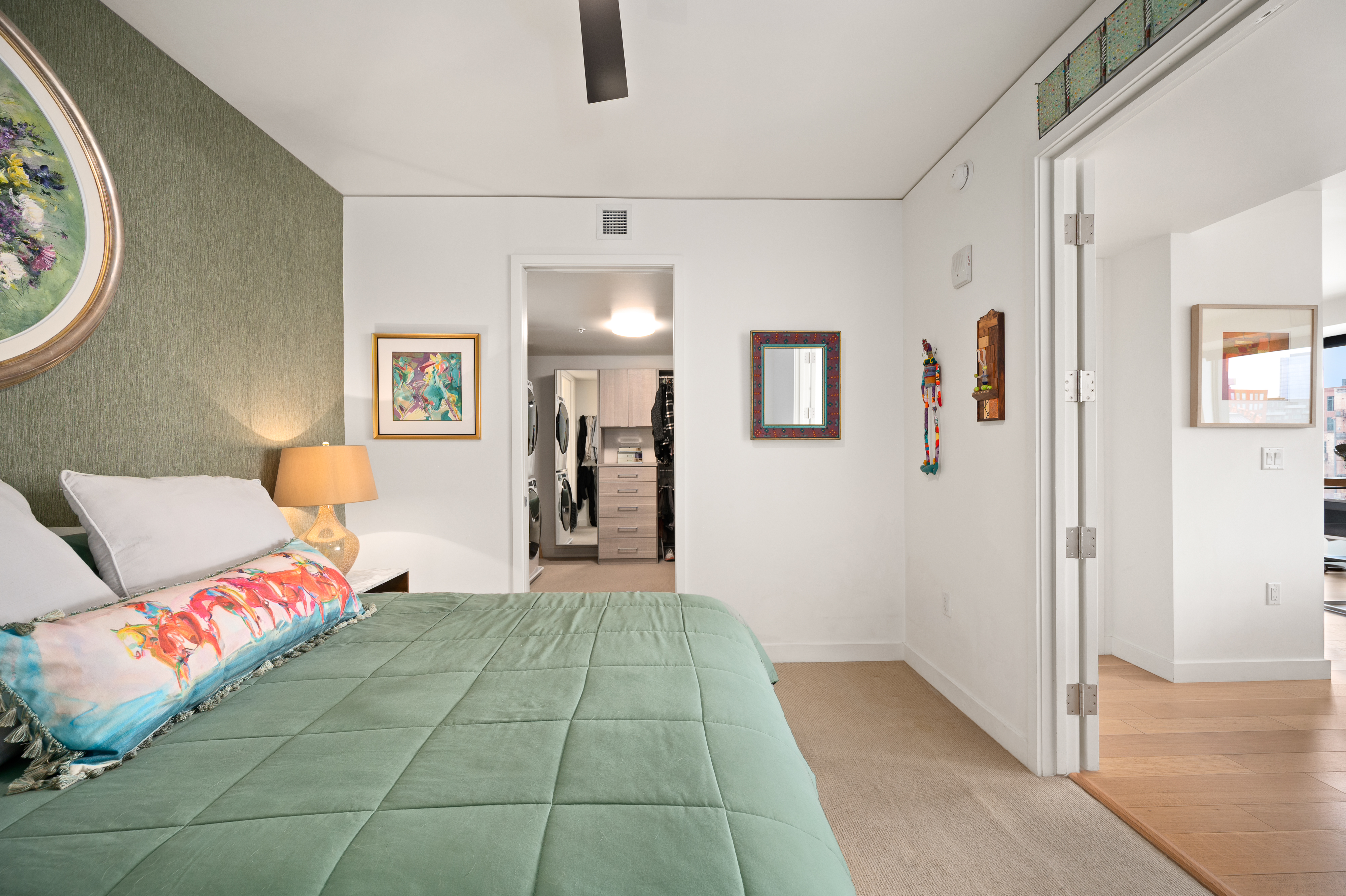  Ideal Downtown Location With Open Floorplan - 物件實景