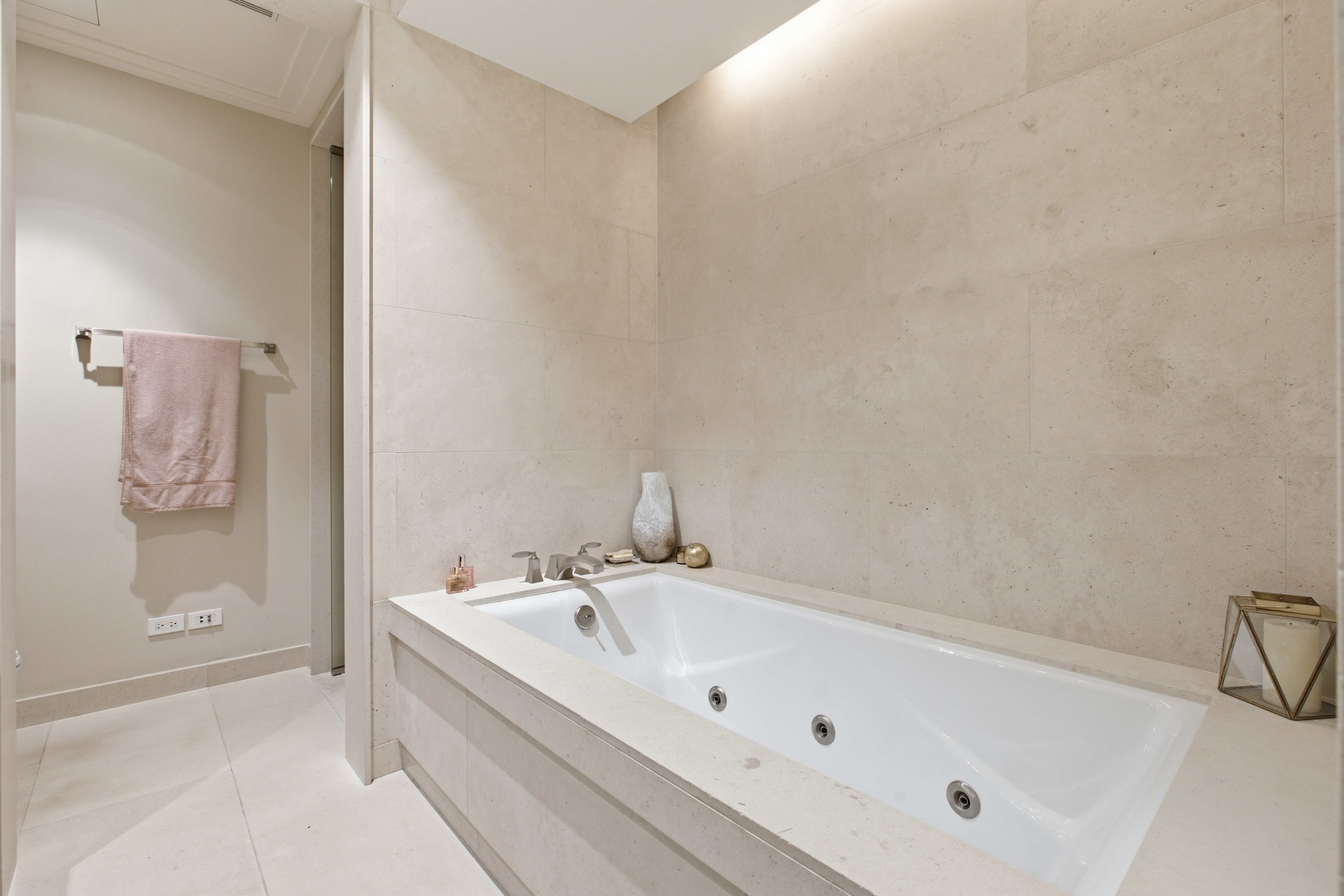  Outstanding, Three-bedroom Three and a Half Baths - 物件實景