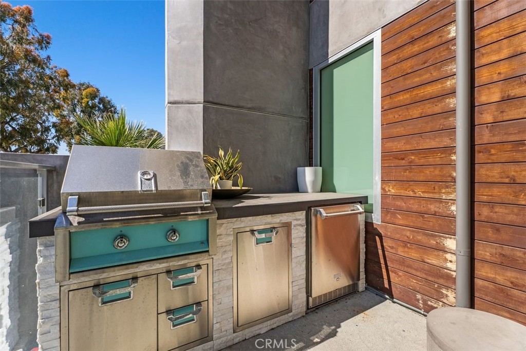 Newport Beach, California, 92663, United States, 2 Bedrooms Bedrooms, ,3 BathroomsBathrooms,Residential,For Sale,1989399