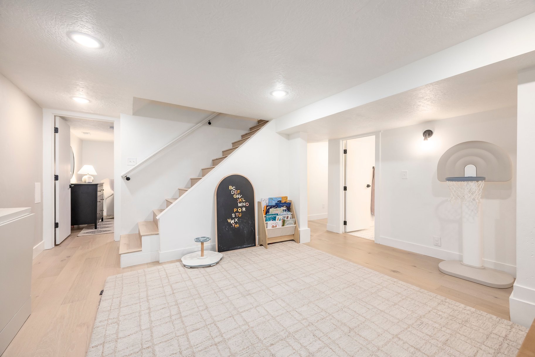  Remodeled Rambler with Outside Basement Entrance - 物件實景