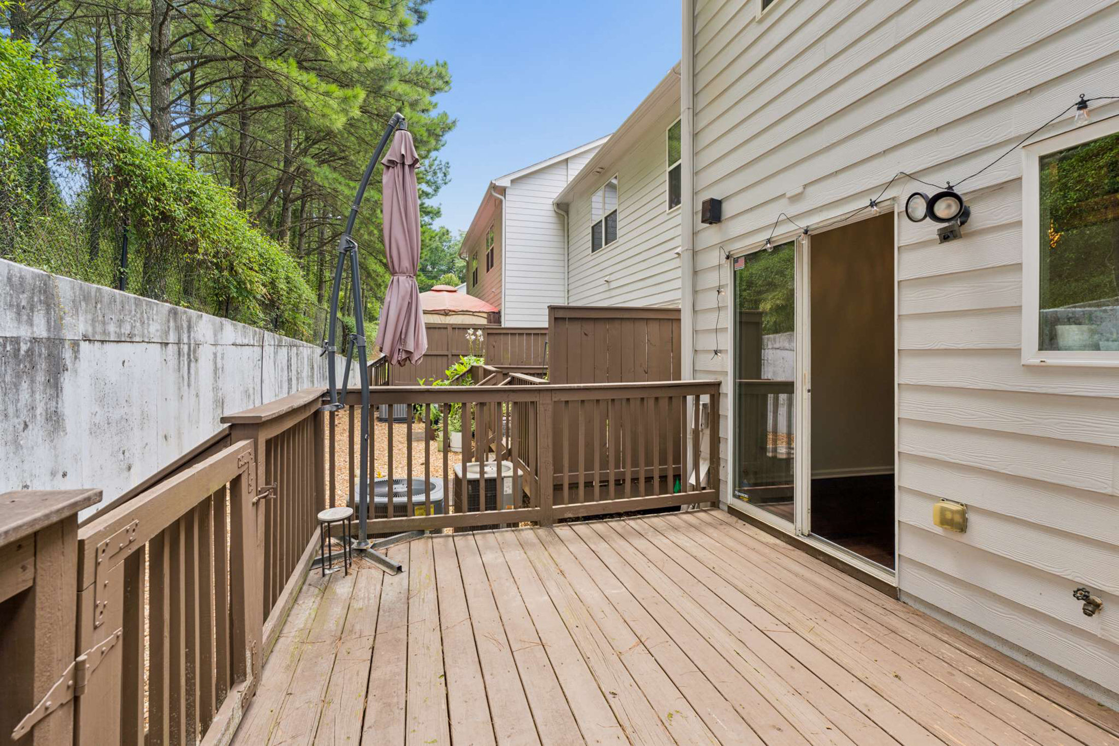  Beautifully Renovated Townhome in the Gated Liberty Park Community - 物件實景