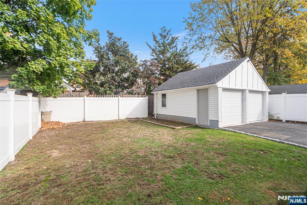 Teaneck, New Jersey, 07666, United States, 3 Bedrooms Bedrooms, ,2 BathroomsBathrooms,Residential,For Sale,1987513